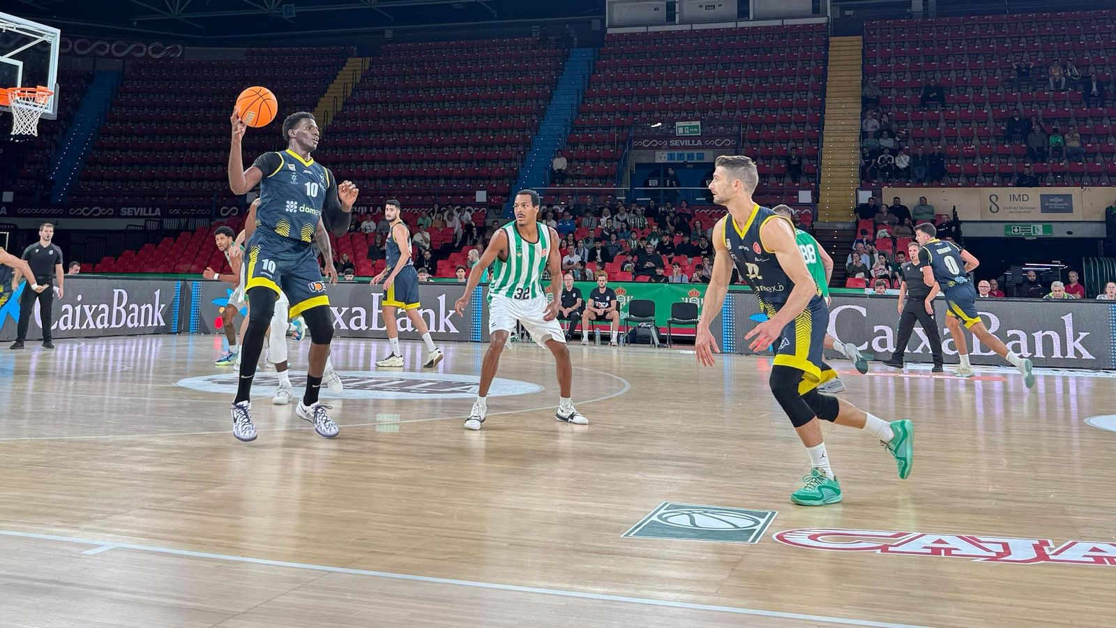 Amadi Ikpeze, con el balón, durante el Betis-Udea de este martes