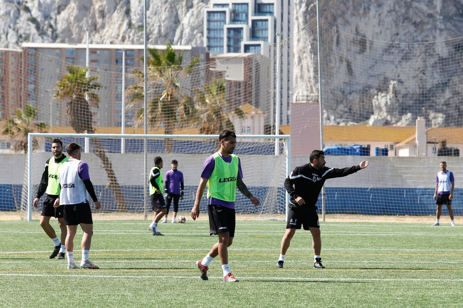 La Balona prepara sobre césped sintético el partido en Lebrija