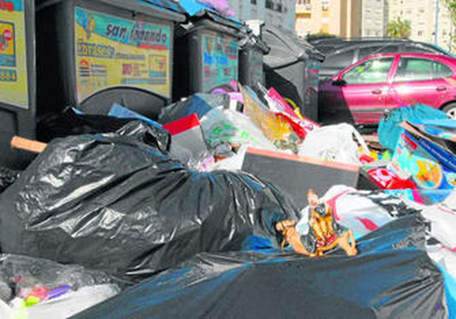 Bolsas con los restos del día de Reyes, tiradas junto a los contenedores, unos días después del día festivo.
