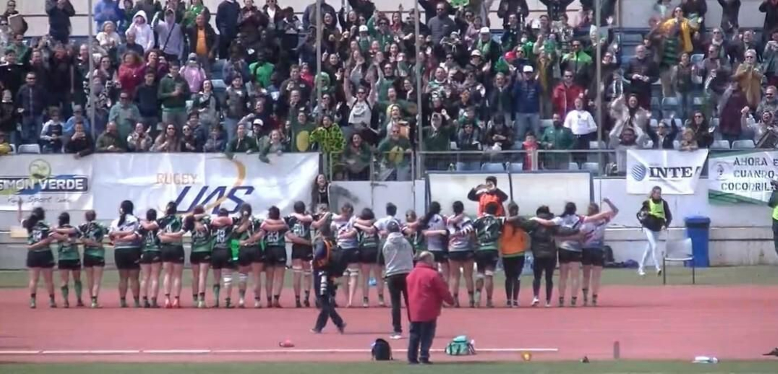 El Corteva Cocos celebra con su público el éxito de meterse en la final.