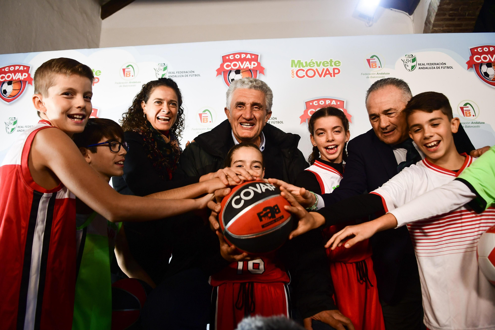Participantes en la Copa Covap, junto a los padrinos de la competición, en la presentación de esta séptima edición.