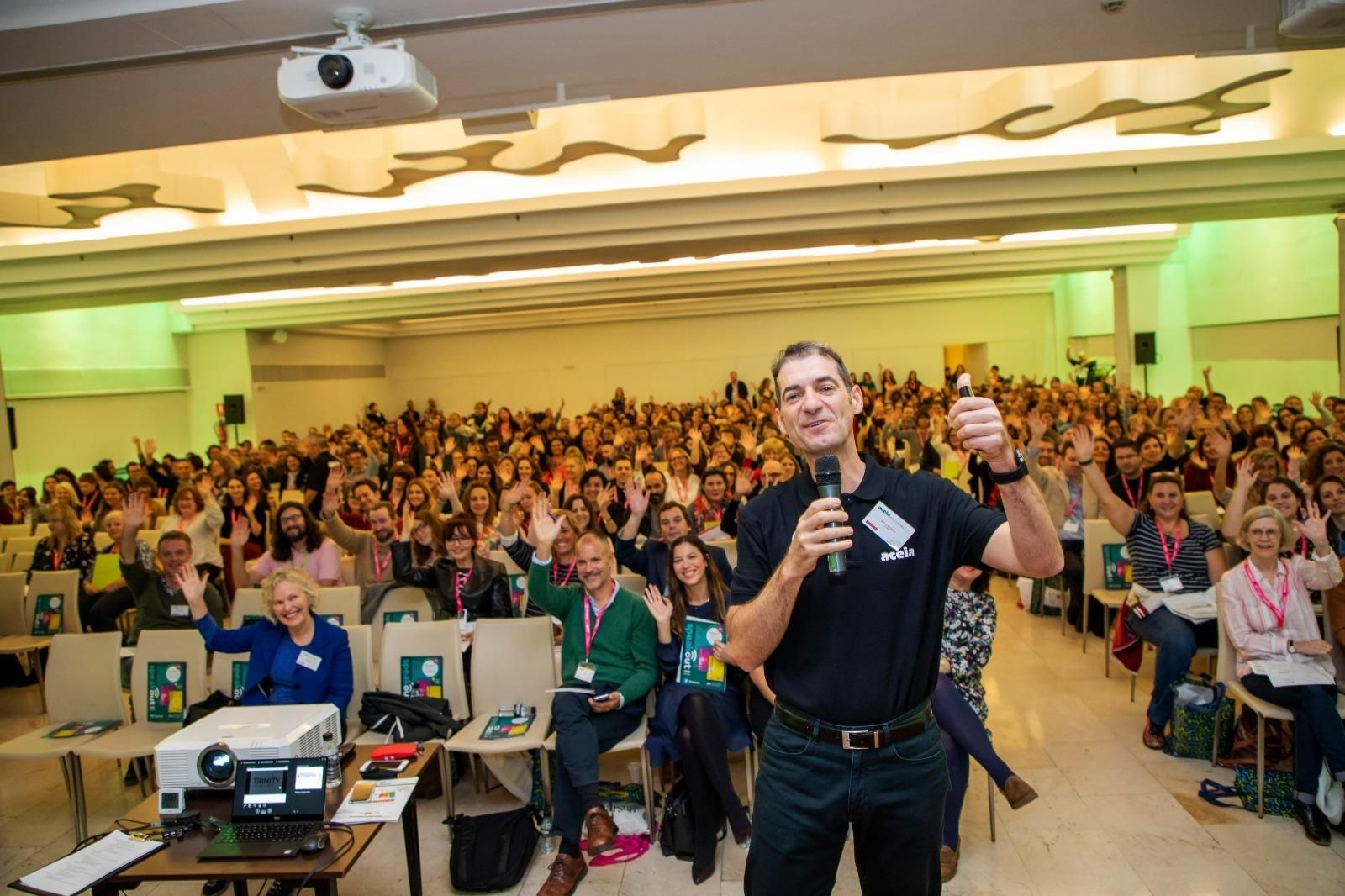 Borja Uruñuela, coordinador de la convención anual de ACEIA, y los asistentes en el Hotel Meliá de Sevilla, este sábado.