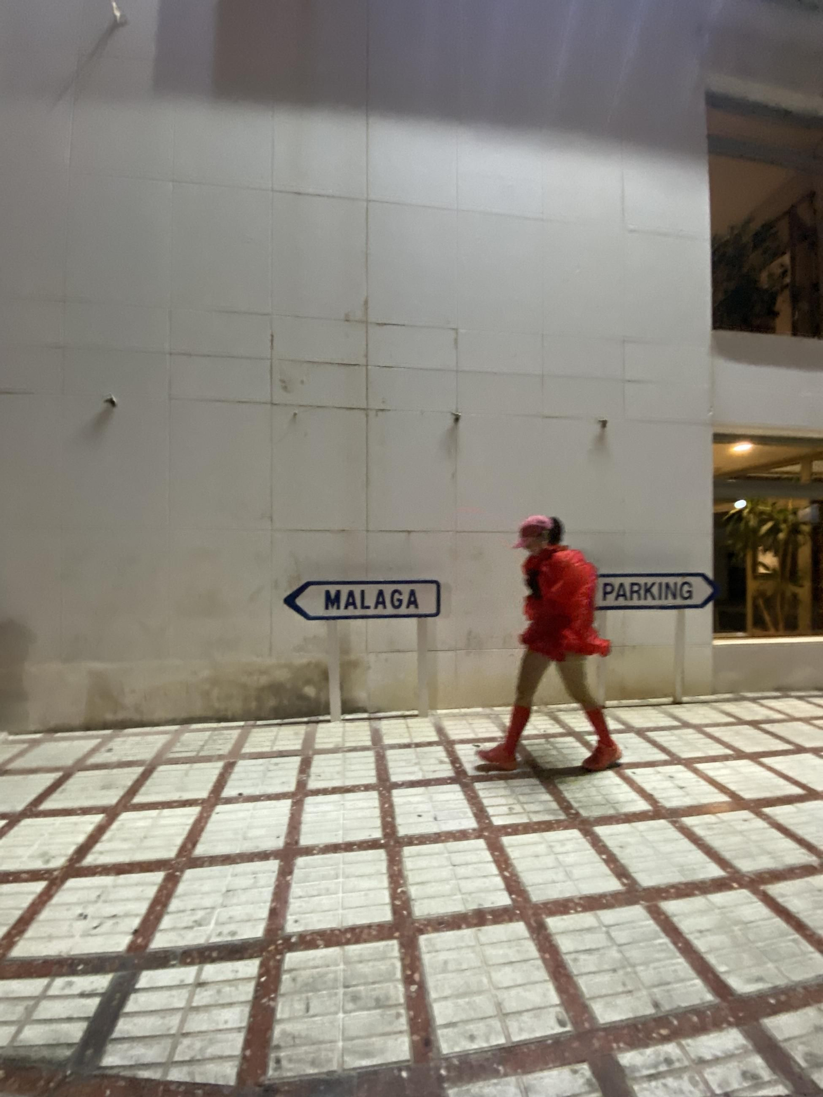 La artista Alessandra García llega a Málaga en su viaje cruzando la costa de Manilva a Nerja.