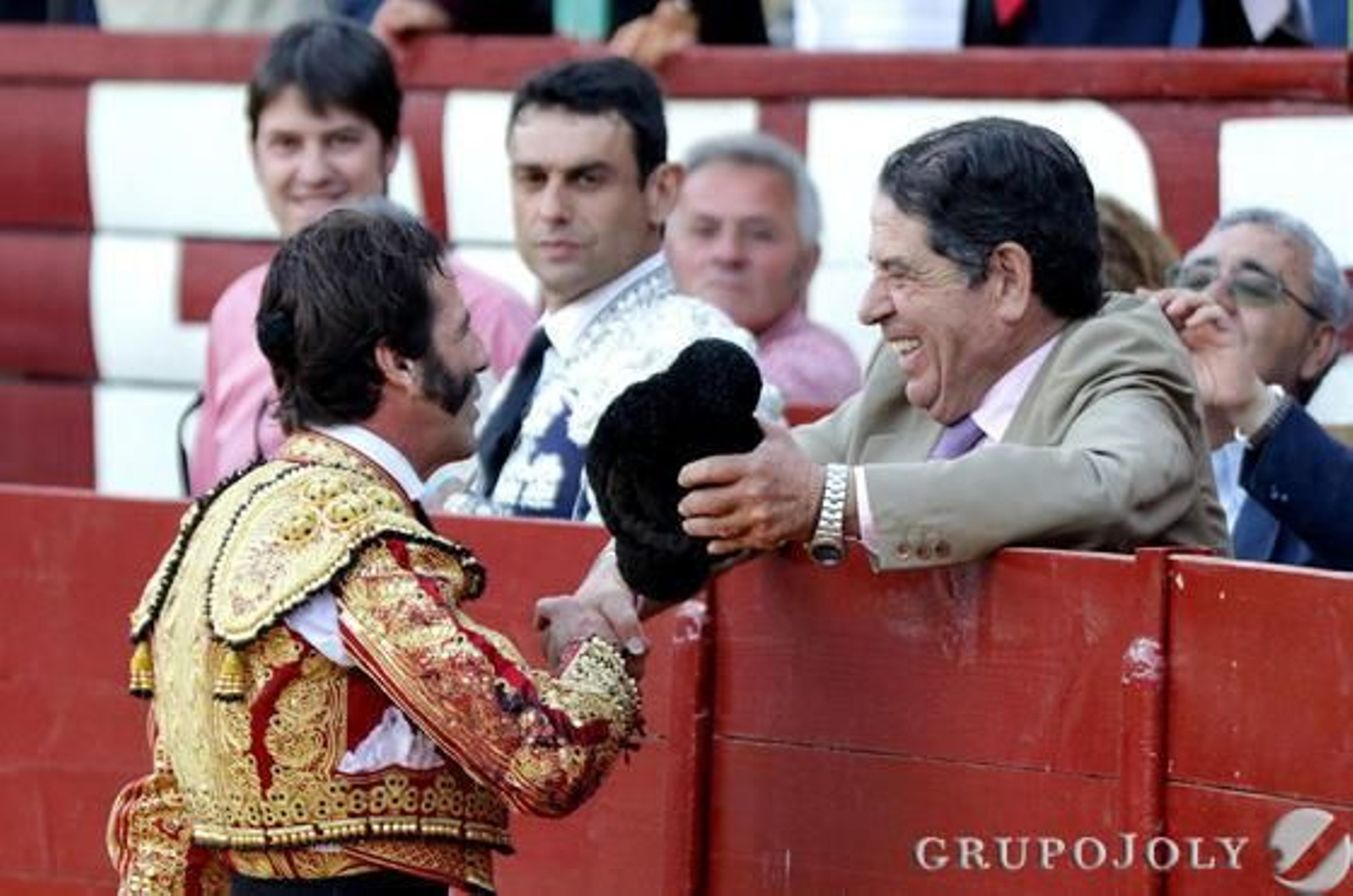 Padilla brindó su segundo toro a Jerónimo Roldán.

Foto: Miguel Angel Gonzalez