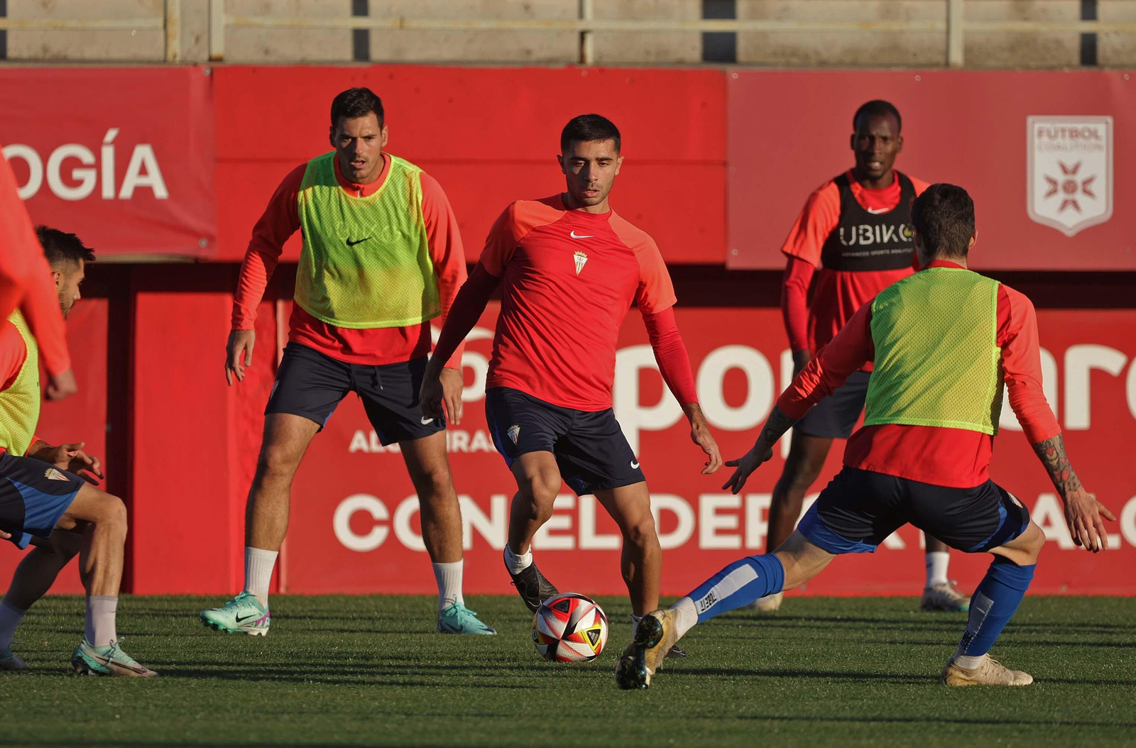 La vuelta a los entrenamientos del Algeciras después del descanso de Navidad, en imágenes
