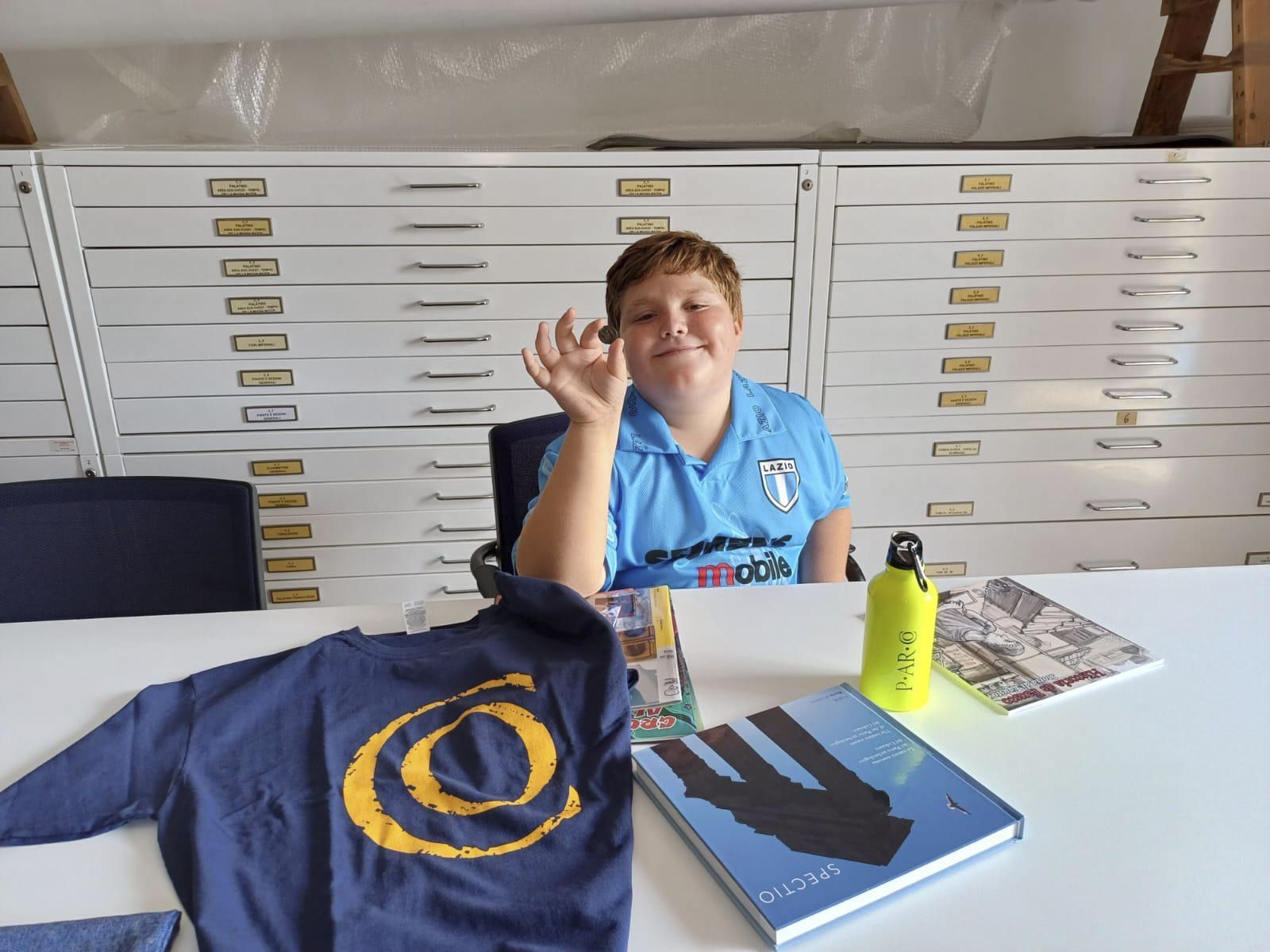 Alejandro, con la moneda que encontró cerca del Coliseo de Roma