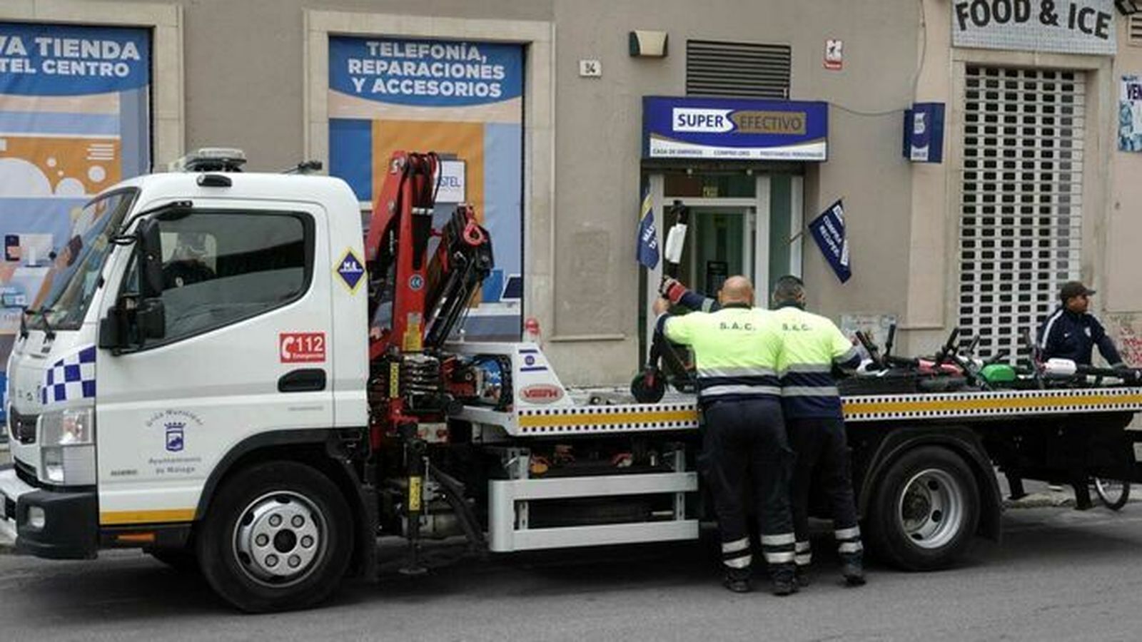 Las fotos de la retirada de patinetes eléctricos mal aparcados en Málaga