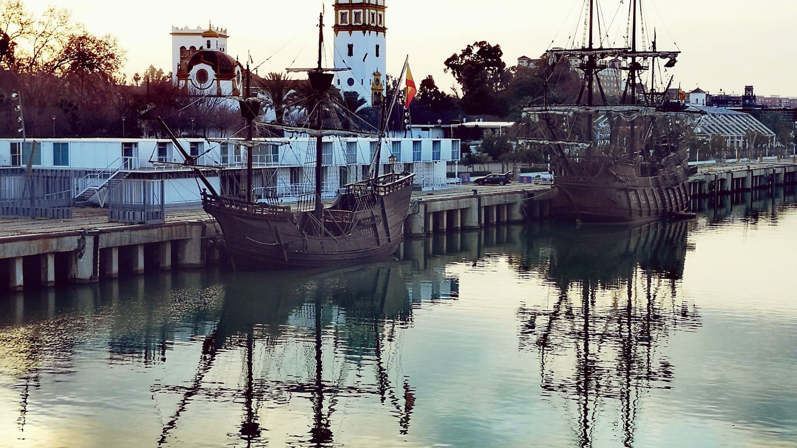Las réplicas de la Nao Victoria y el Galeón Andalucía en el Muelle de las Delicias.