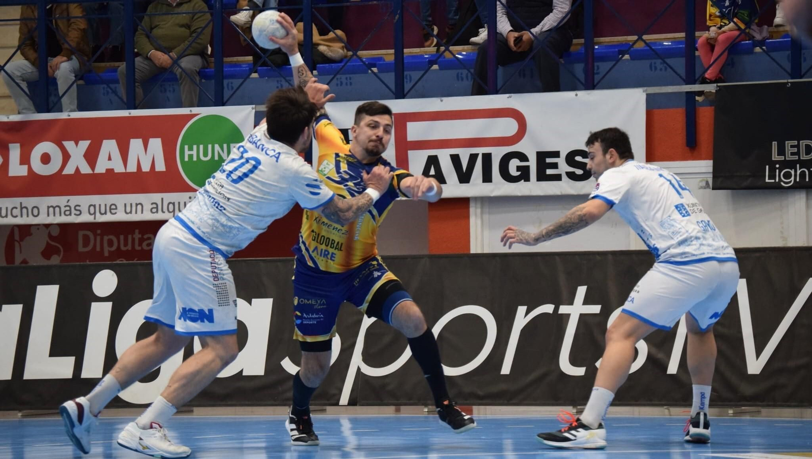 Ribeiro, jugador del Ángel Ximénez, intenta superar a dos jugadores del Cangas.