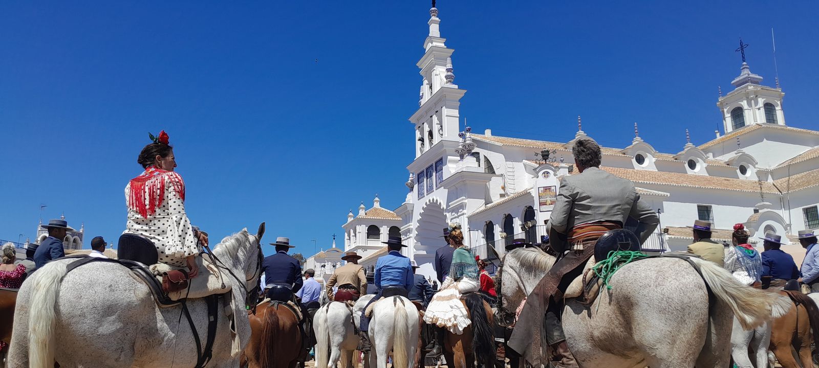Imágenes de la llegada a la Aldea y presentación de la Hermandad del Rocío de Jerez