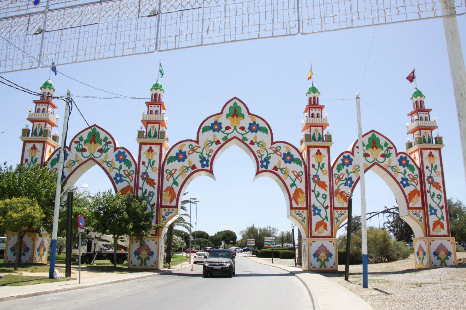 La portada con sus tres puertas y las banderas en sus cúspides.