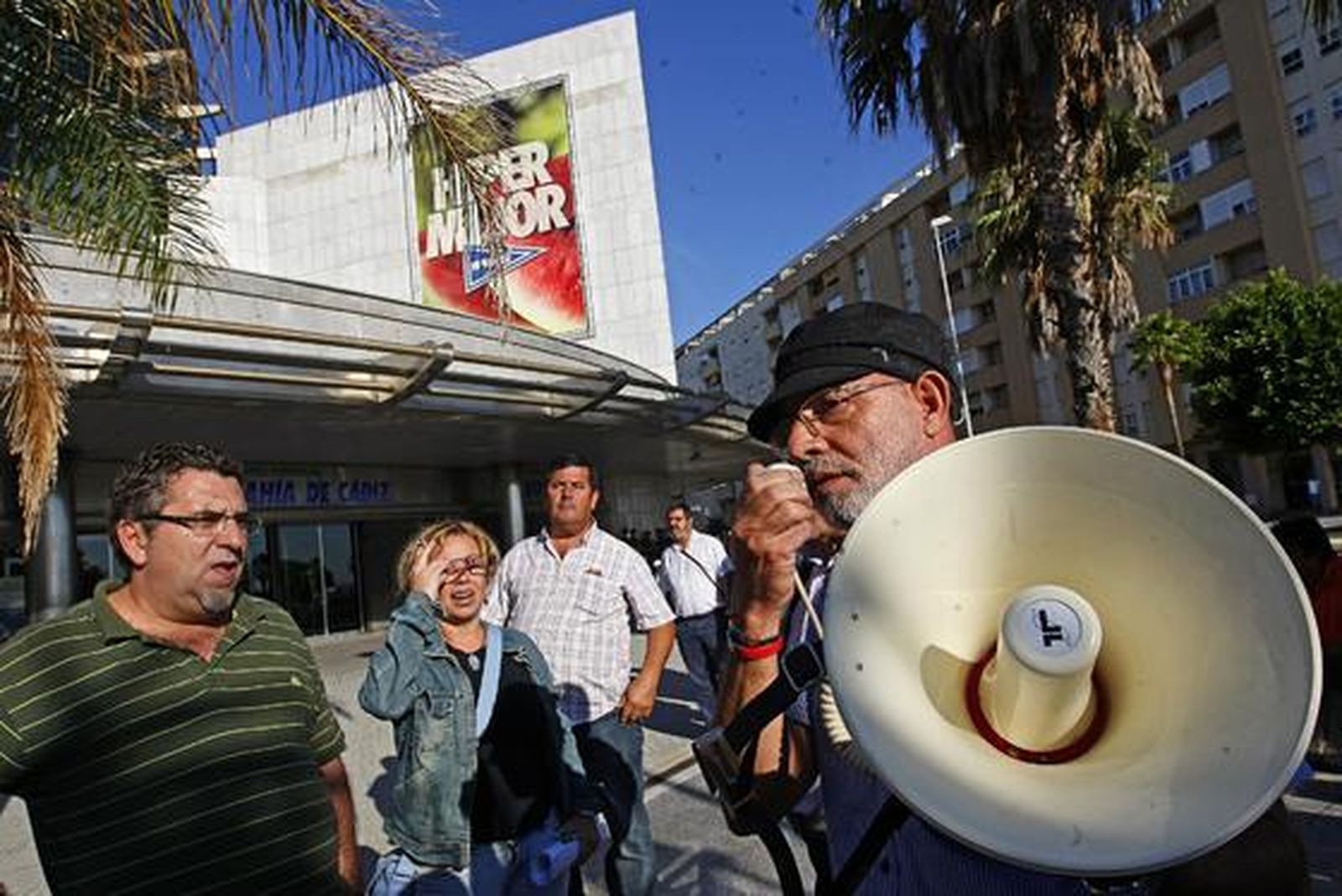 Los piquetes tomaron el centro de la capital desde primera hora de la mañana para impedir la apertura de comercios y empresas. /Julio González