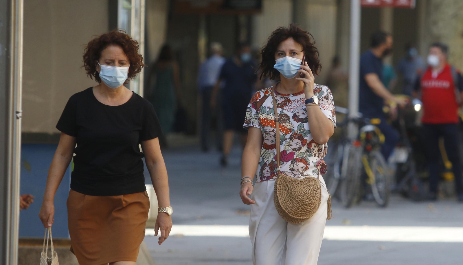 Dos mujeres caminan por la calle.