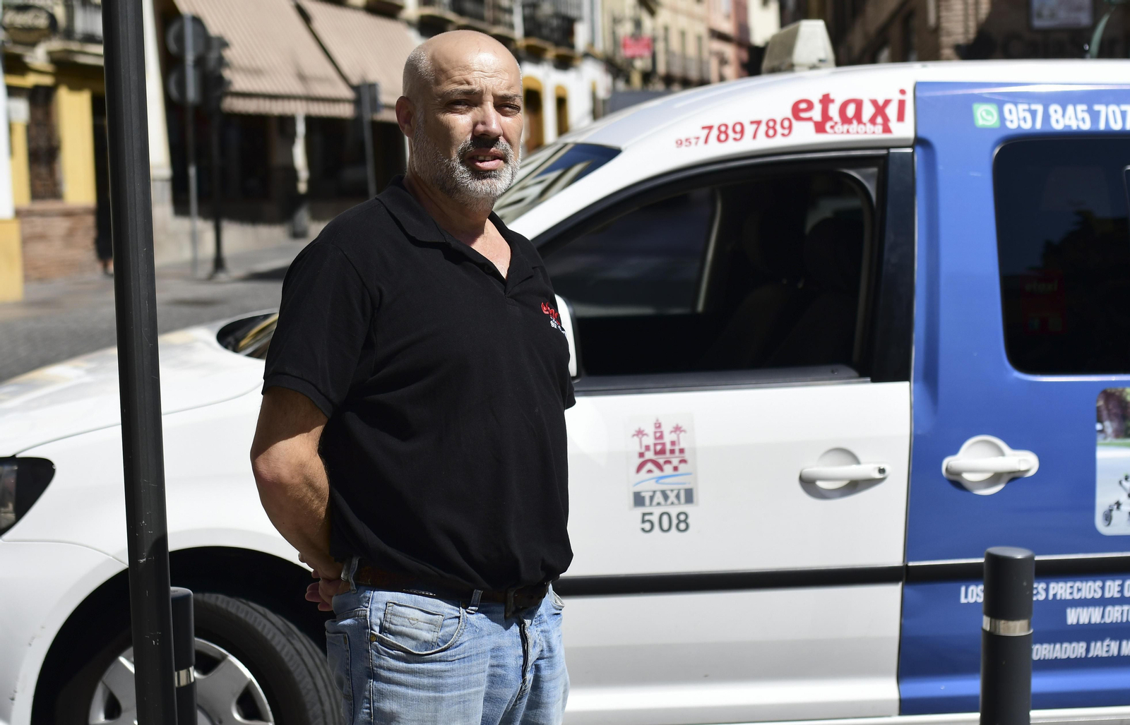 Pedro Sojo posa junto a su taxi.
