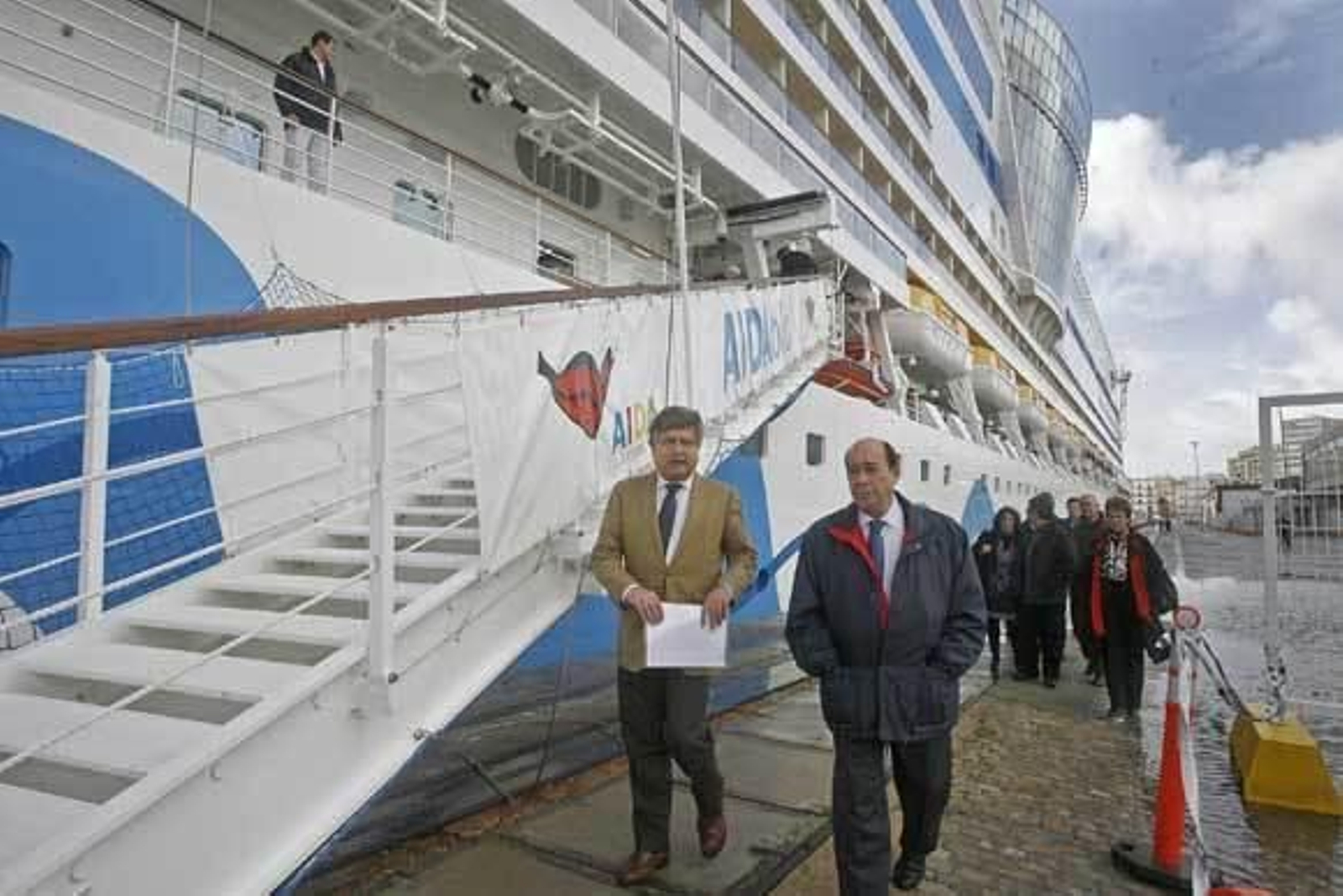 El 'Aidablu' es el primero de los 300 buques de este tipo que atracarán este año en el Puerto de Cádiz  Foto: Joaquin Pino