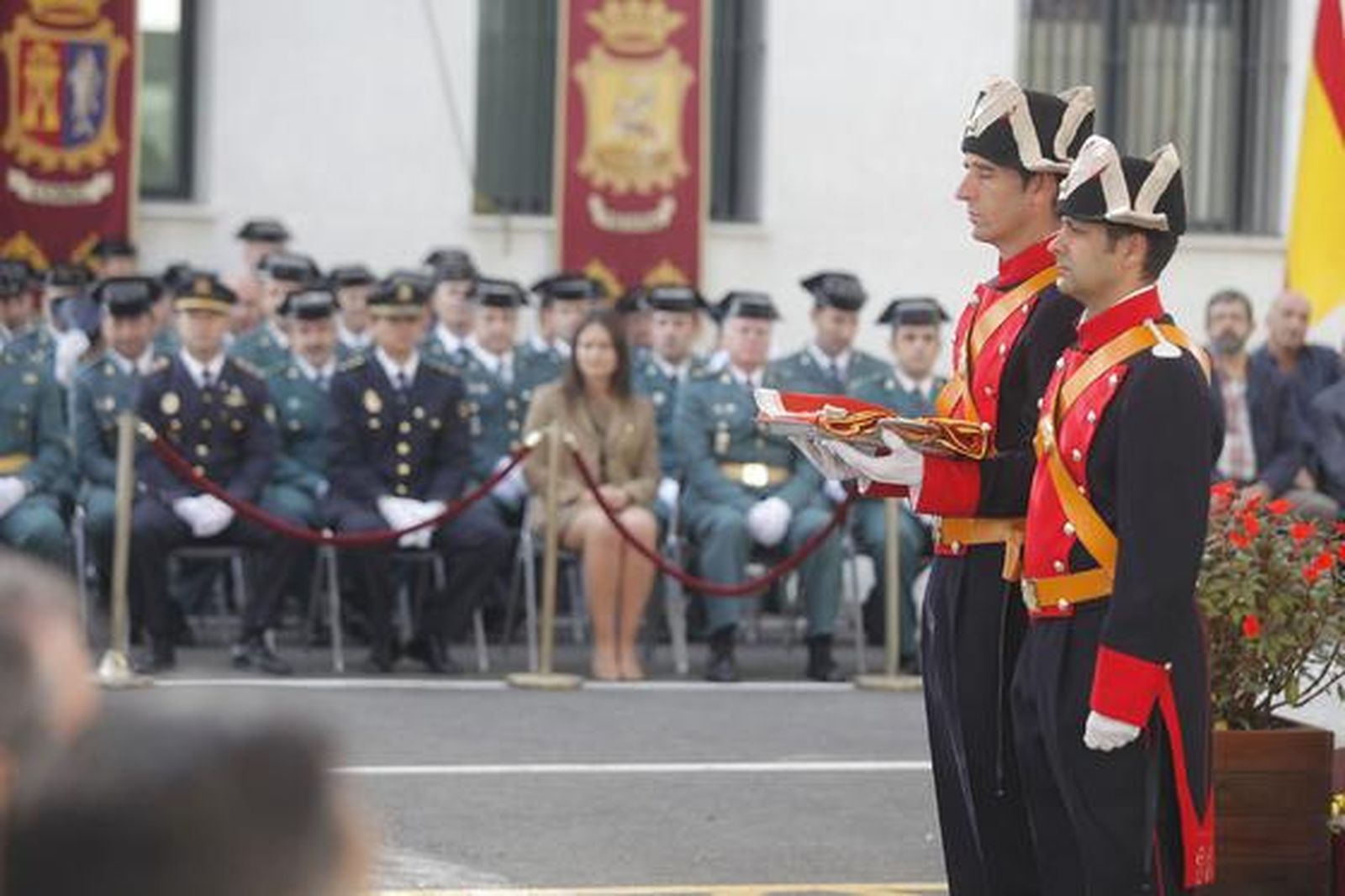 La Comandancia de la Guardia Civil de Cádiz celebra la festividad de su Patrona, la Virgen del Pilar.

Foto: Jesus Marin