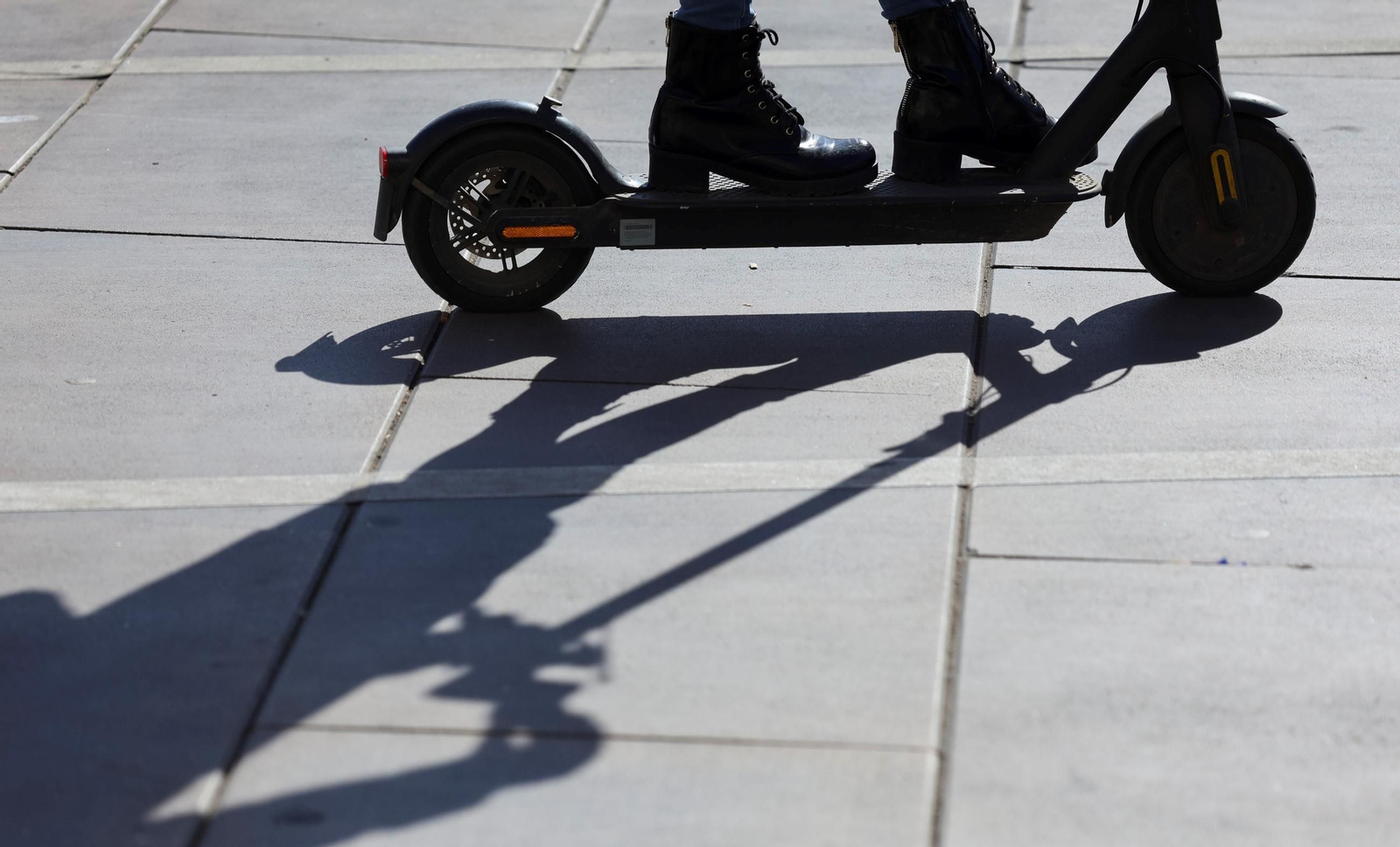 Una persona en aptinete eléctrico por Málaga.