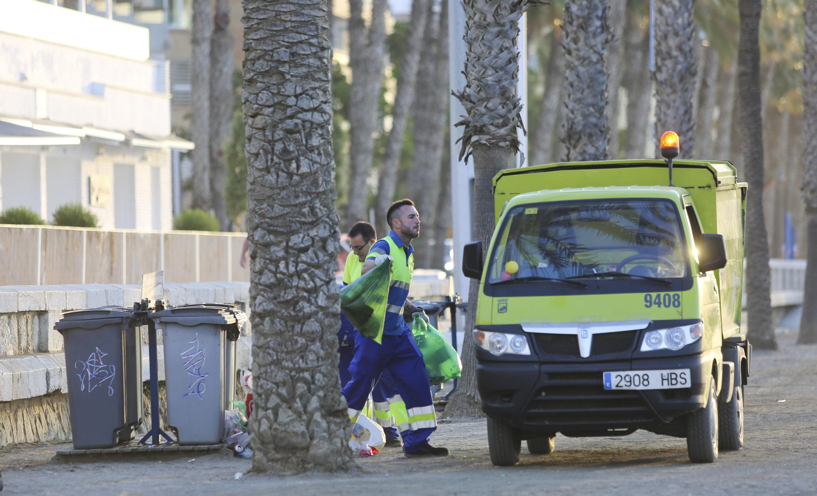 Las fotos de la basura en las playas de Málaga tras San Juan