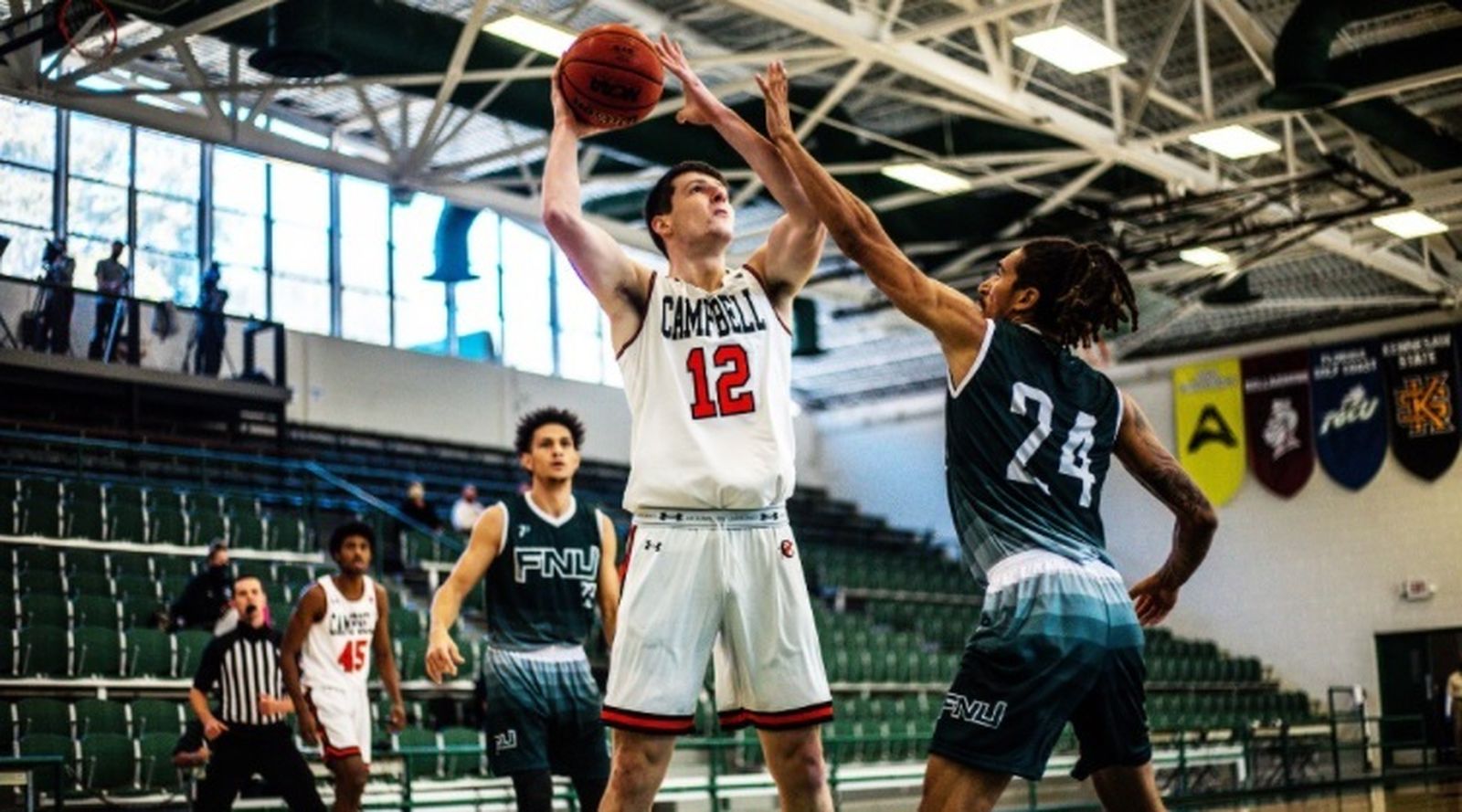 Jesús Carralero lanza a canasta.
