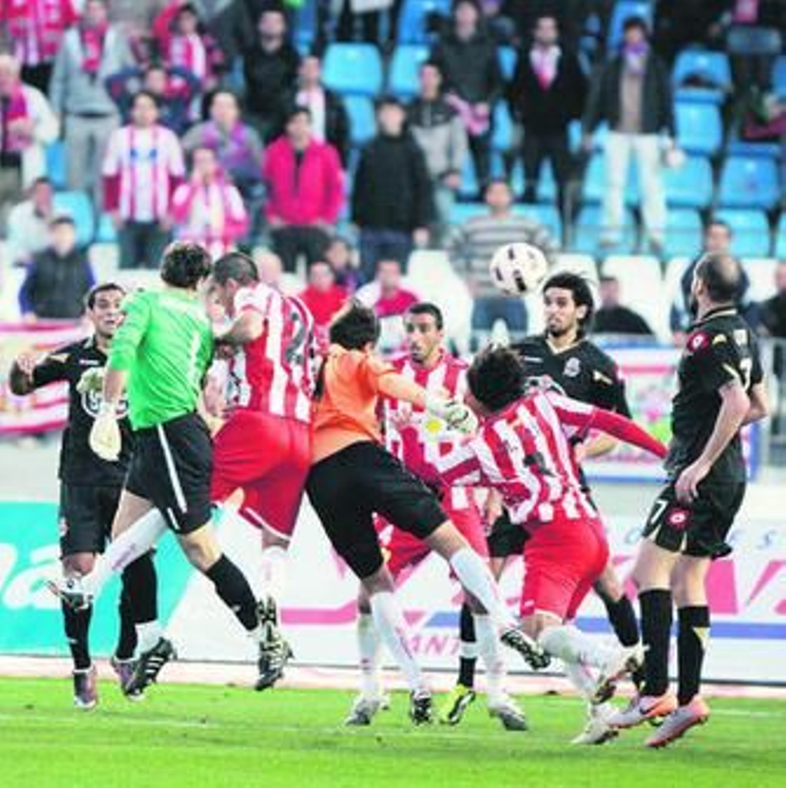 Momento del cabezazo de Aranzubia que supuso el empate el curso pasado..