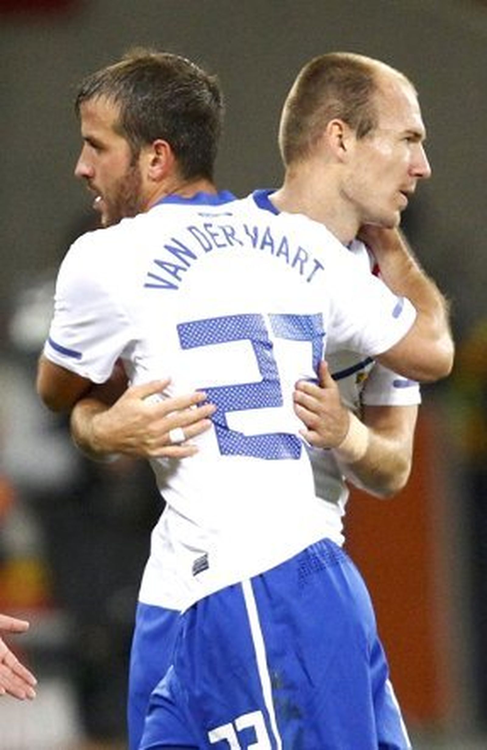 Holanda hace pleno ante Camerún y recupera a Robben (1-2)