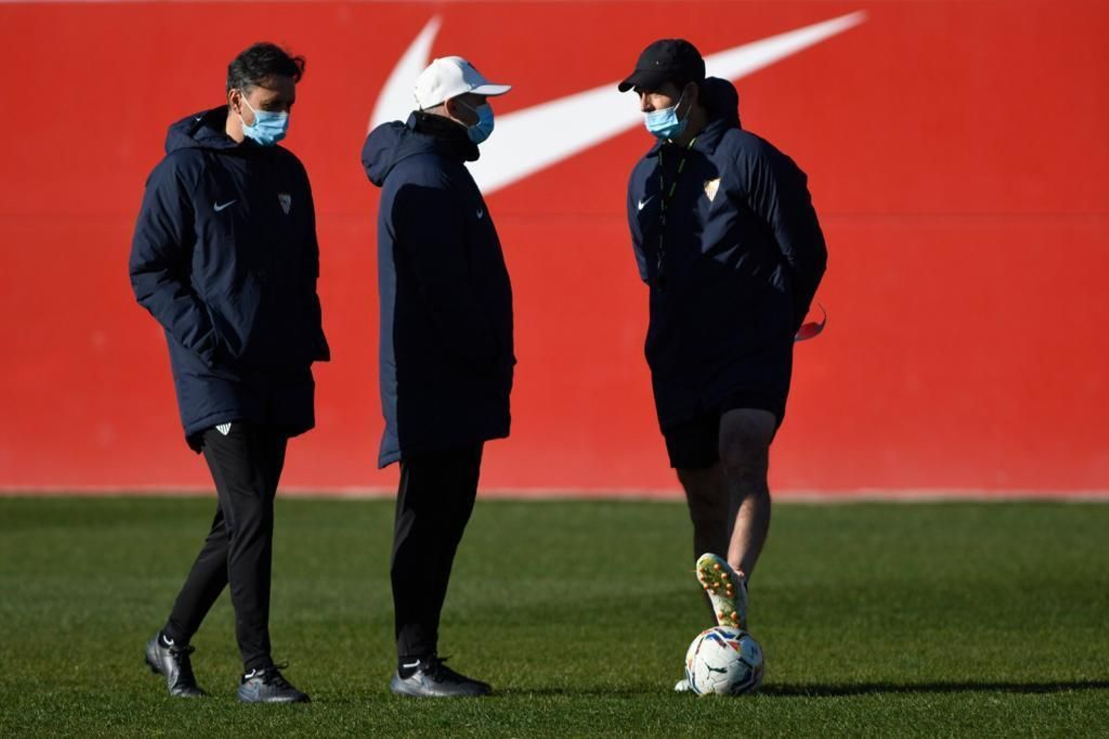 Lopetegui dialoga con Vicente Peinado y Pablo Sanz este lunes.