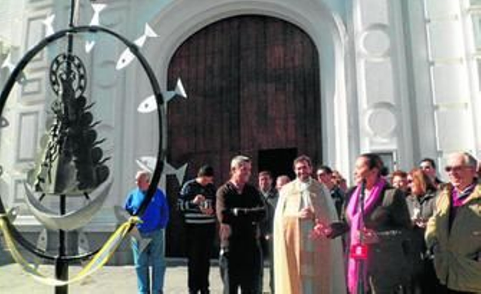 La imagen del Carmen poco antes de colocarse en el campanario de la Iglesia de Los Dolores.