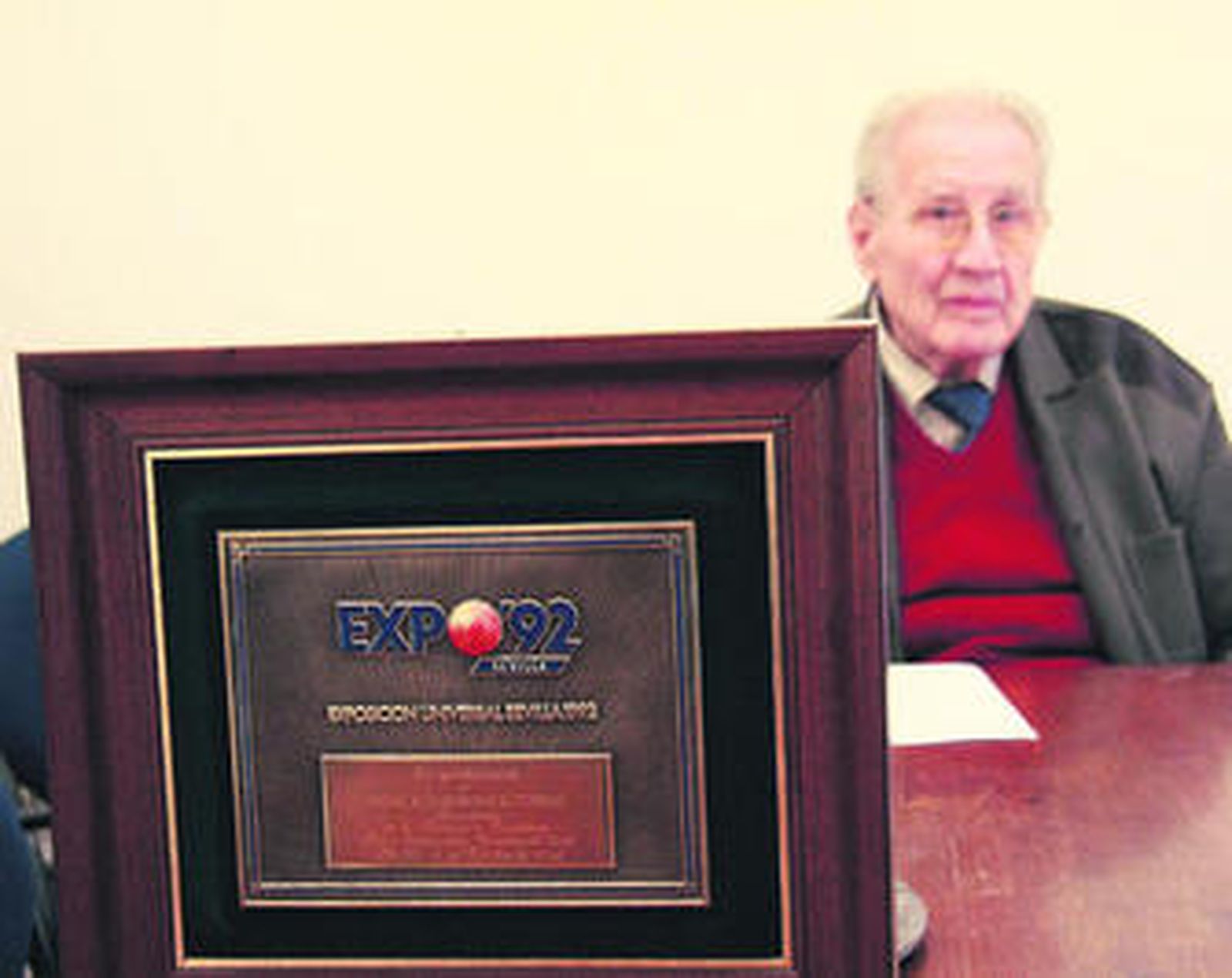 Pedro Ruiz-Berdejo, junto a la placa de presidente de la comisión ciudadana pro-Expo.
