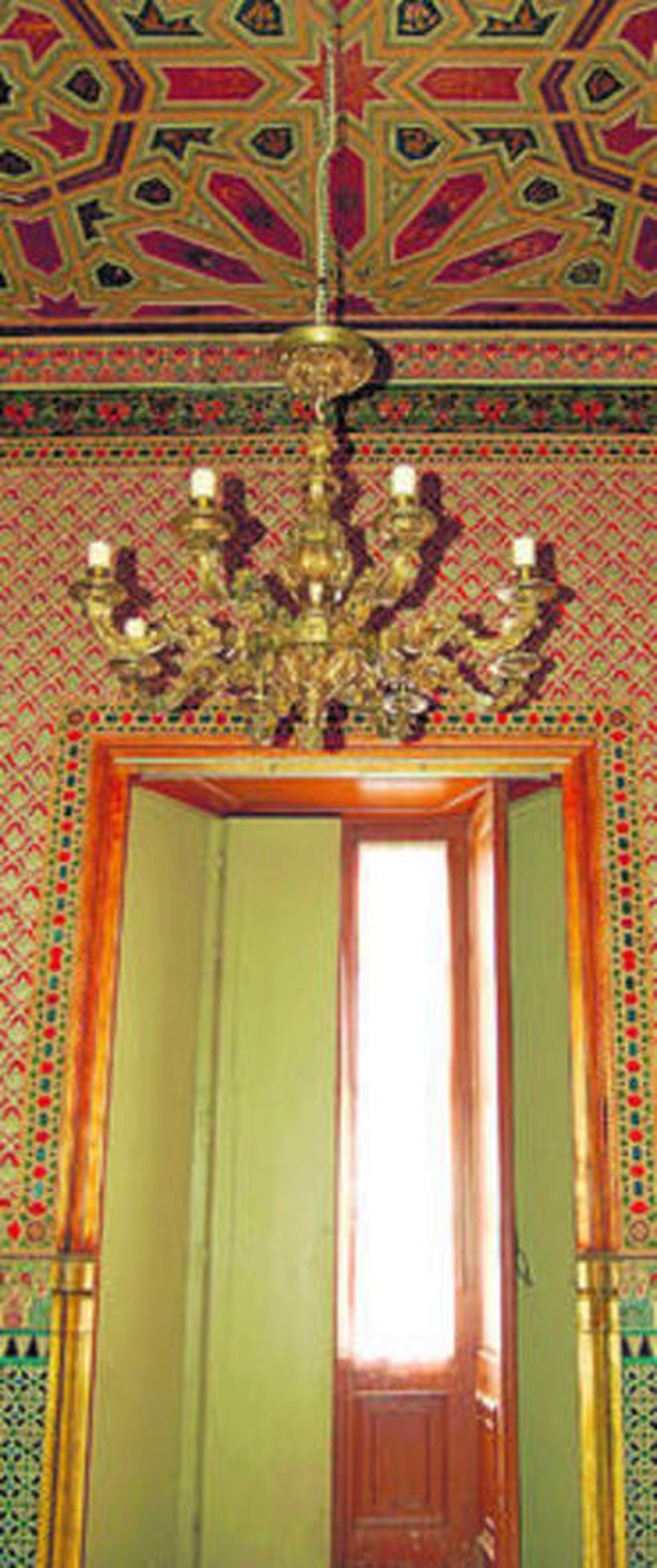 Lámpara ubicada en la antesala de la antigua Alcaldía.