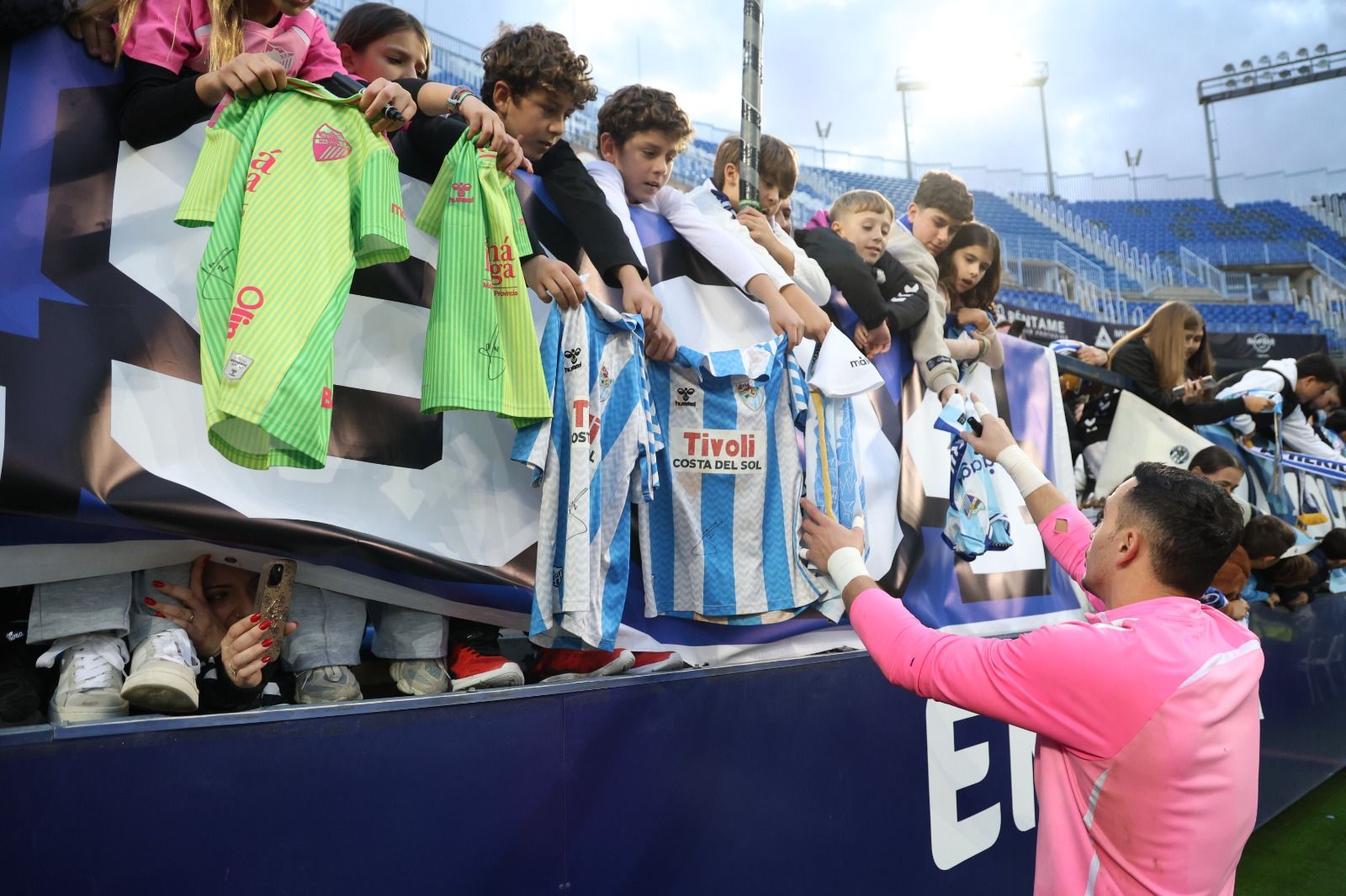 Búscate en las fotos del entrenamiento del Málaga CF en La Rosaleda