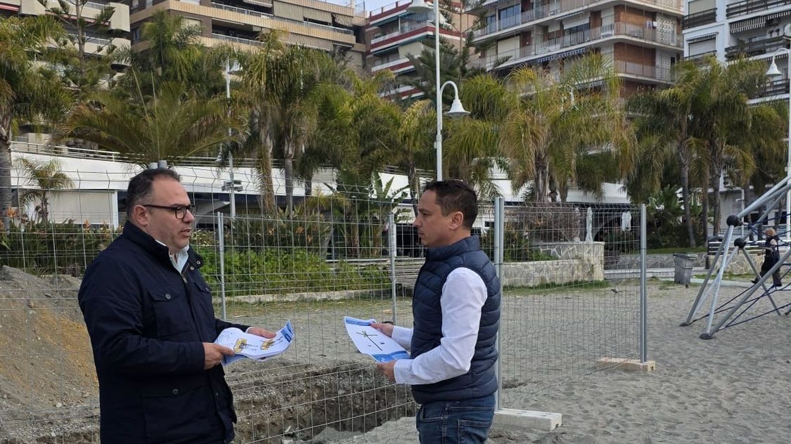 Inicio de los trabajos del parque infantil en la playa Puerta del Mar