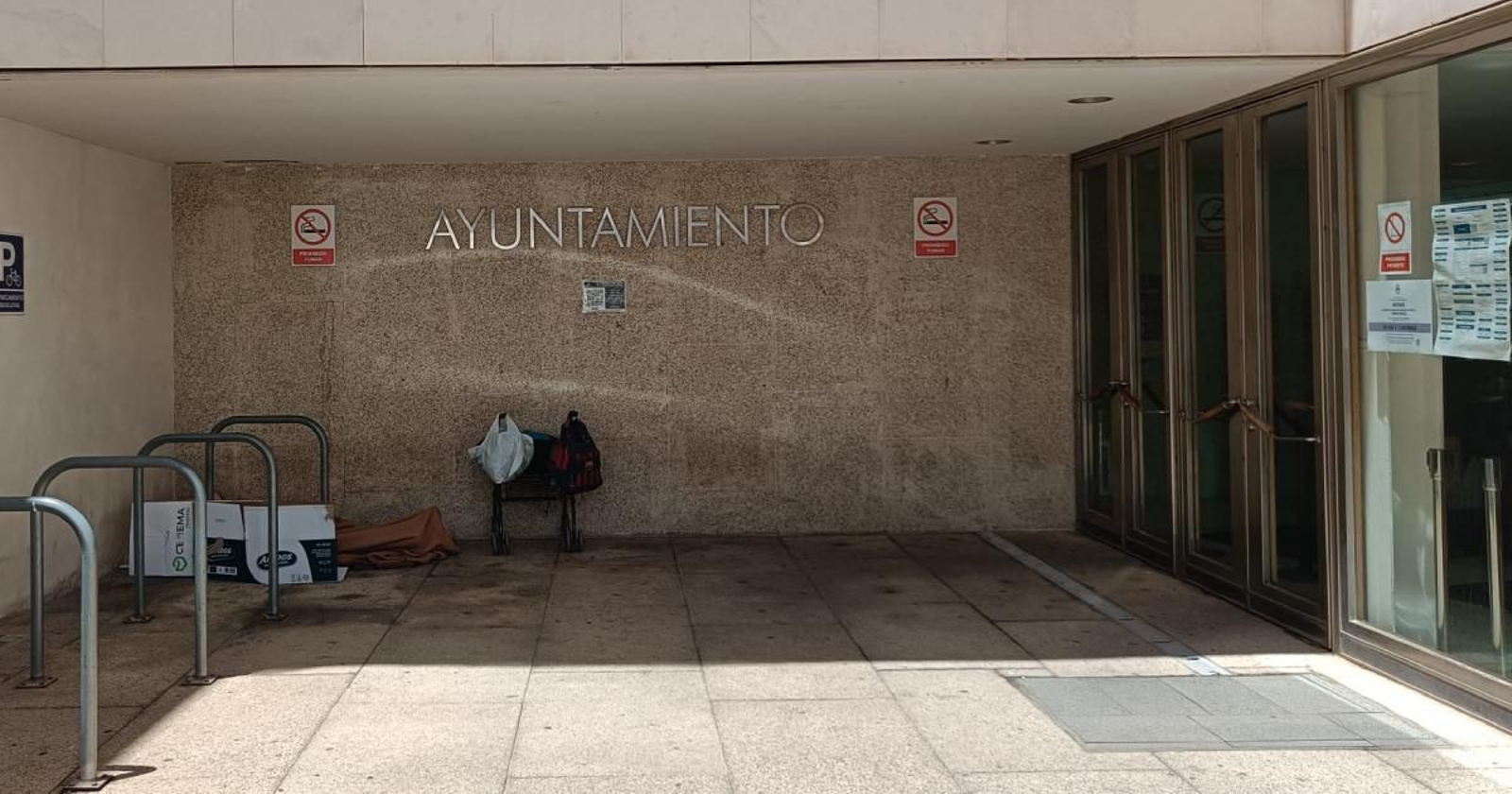 Una imagen del Ayuntamiento portuense, donde se refugia un sin techo..