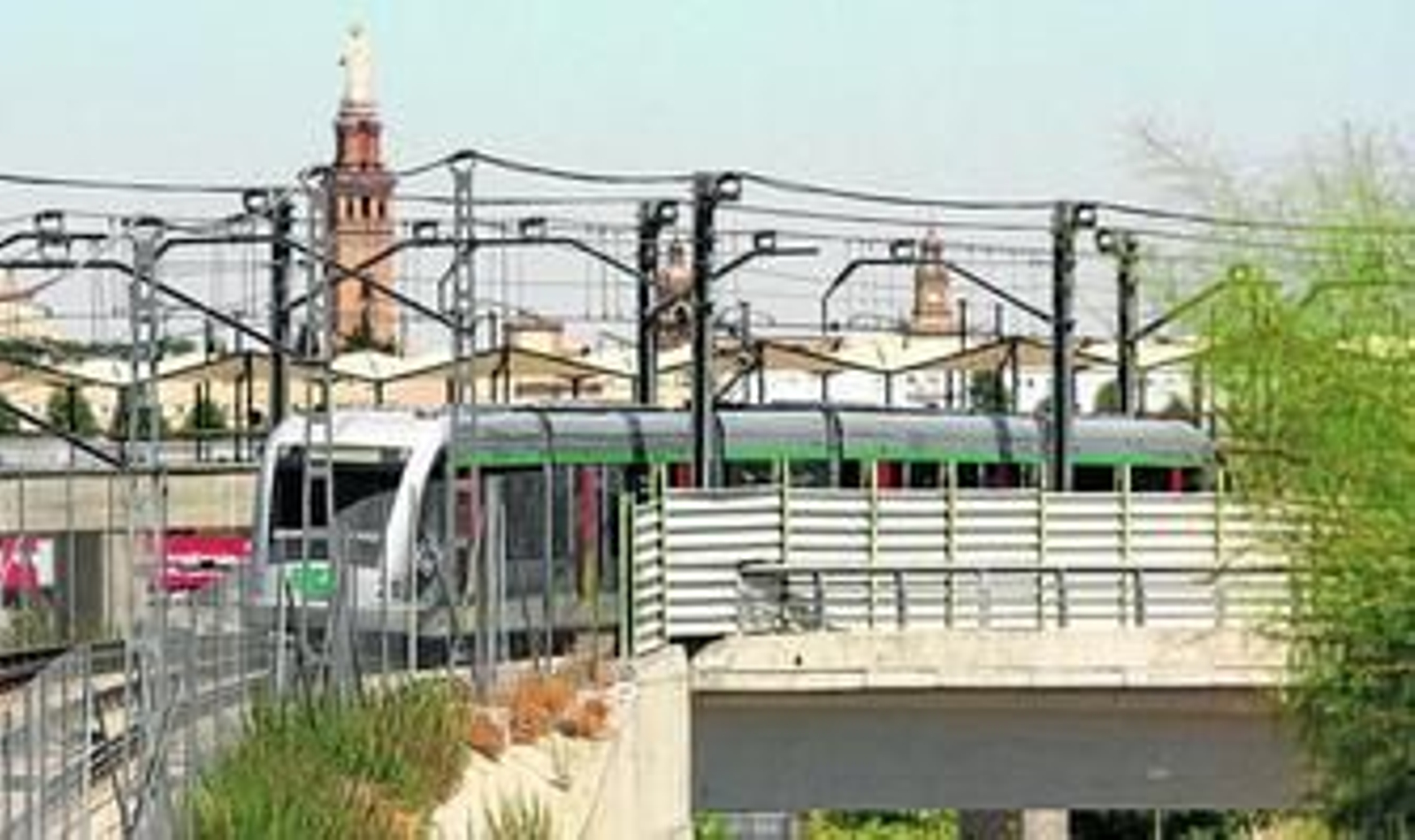 El Metro, llegando a Sevilla con San Juan de Aznalfarache al fondo.