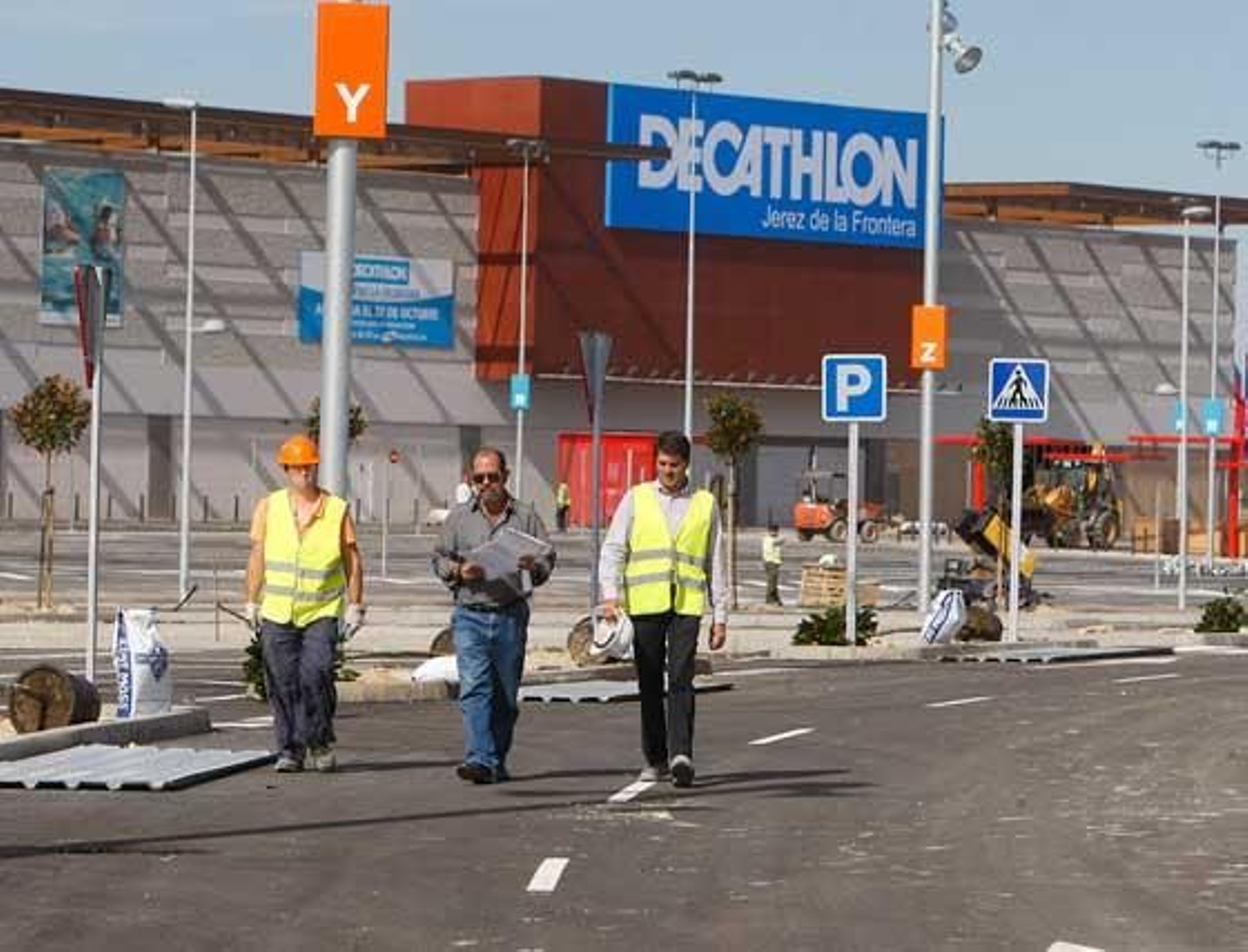Luz Shopping, el mayor parque comercial de Andalucía, abrirá sus puertas la próxima semana con 1.200 nuevos empleos directos. Las previsiones apúntan a 6 millones de visitas en su primer año.

Foto: Juan Carlos Toro