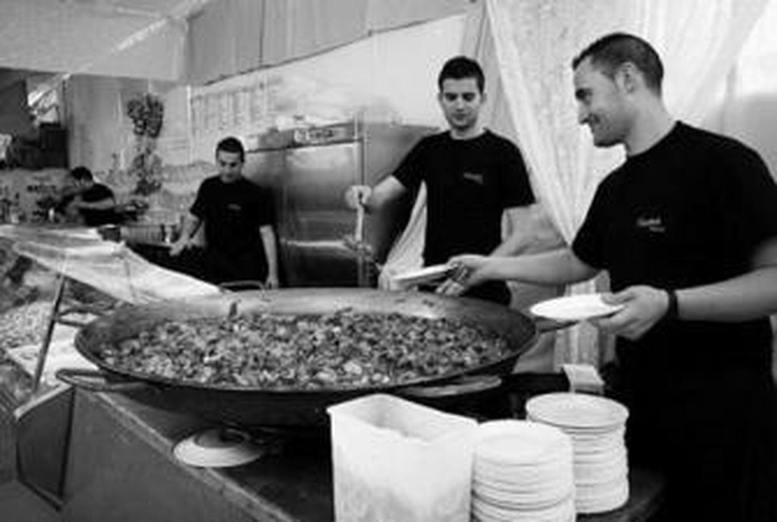 En la caseta de la Asociación Club de Campo todos los días se sirve paella.