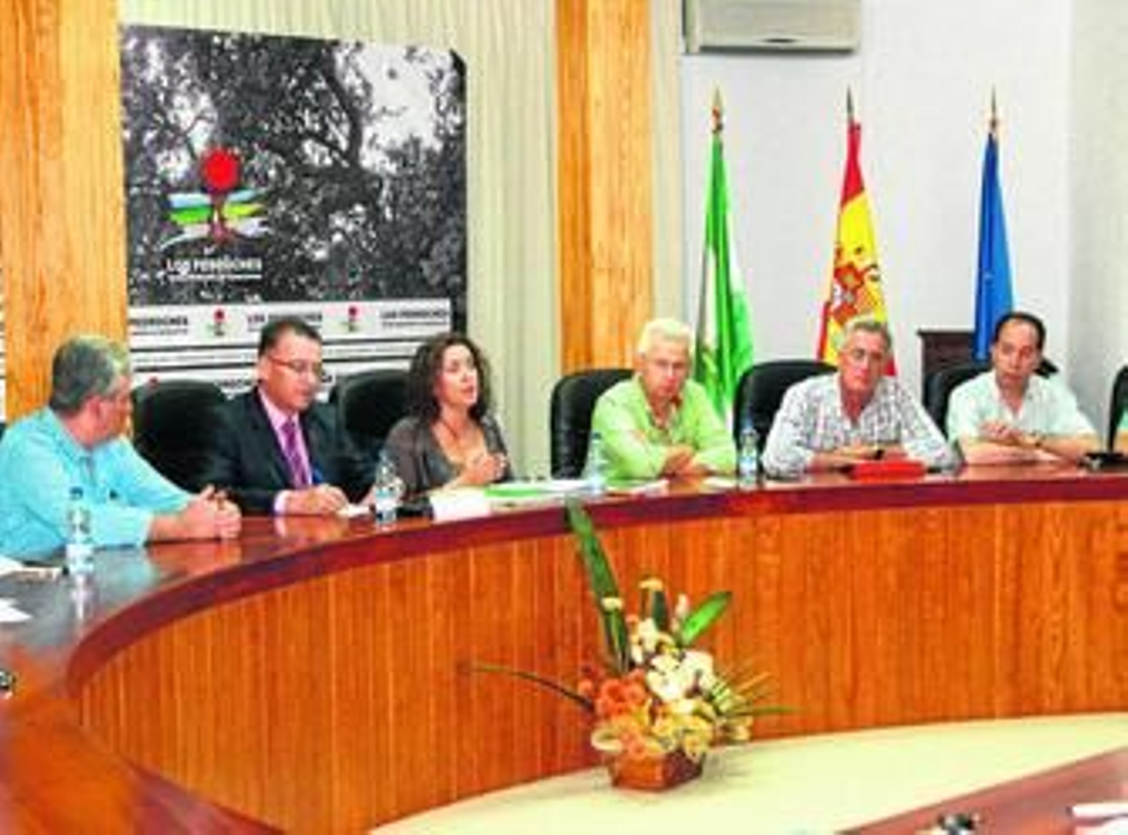 Baena, en el centro, ayer en la reunión con los alcaldes de Los Pedroches.