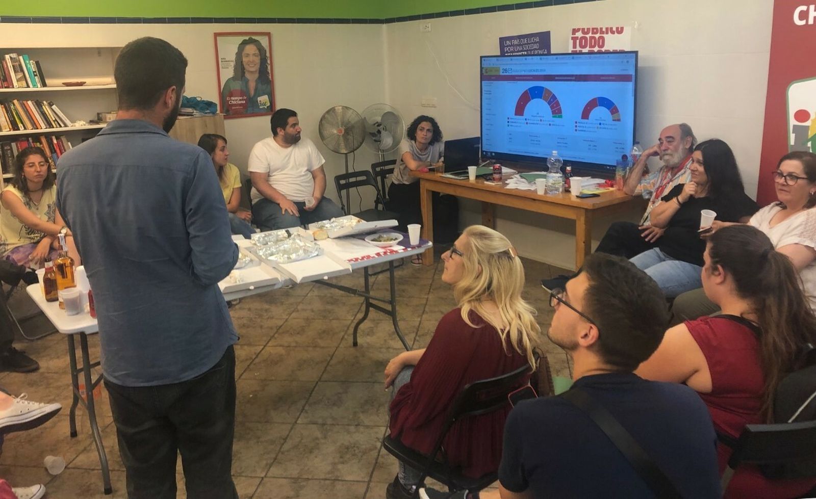 Palmero con compañeros de partido en la sede de la formación.