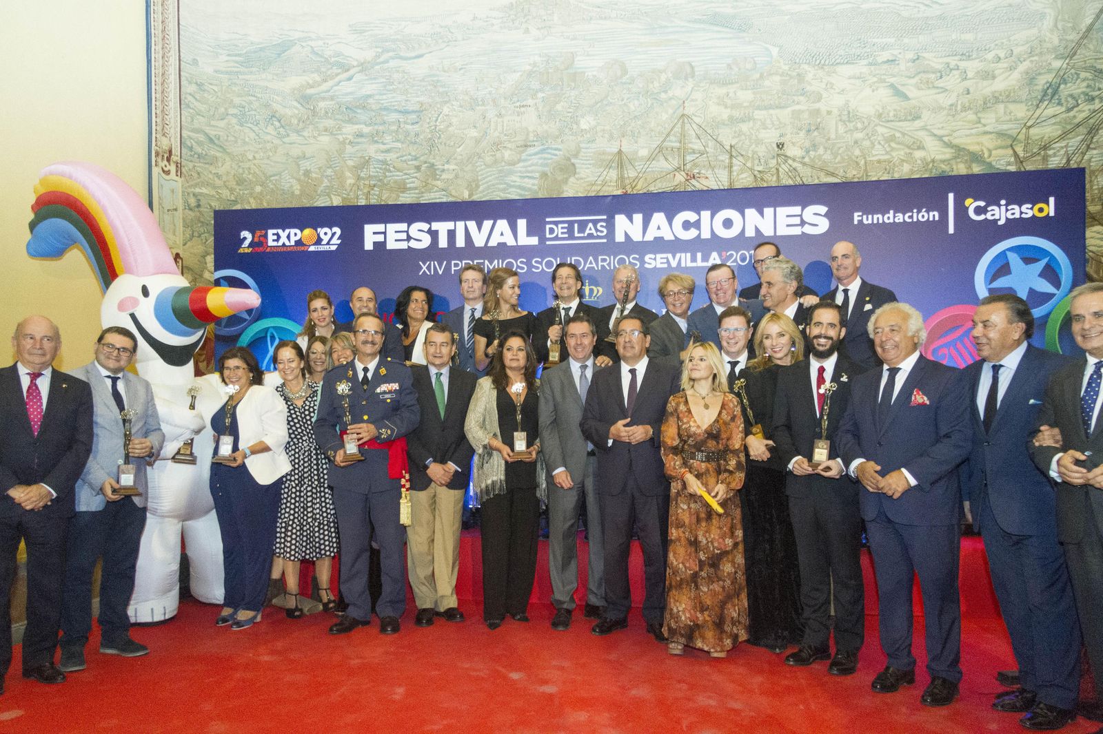 Los galardonados junto a 'Curro', la mascota de la Expo 92.