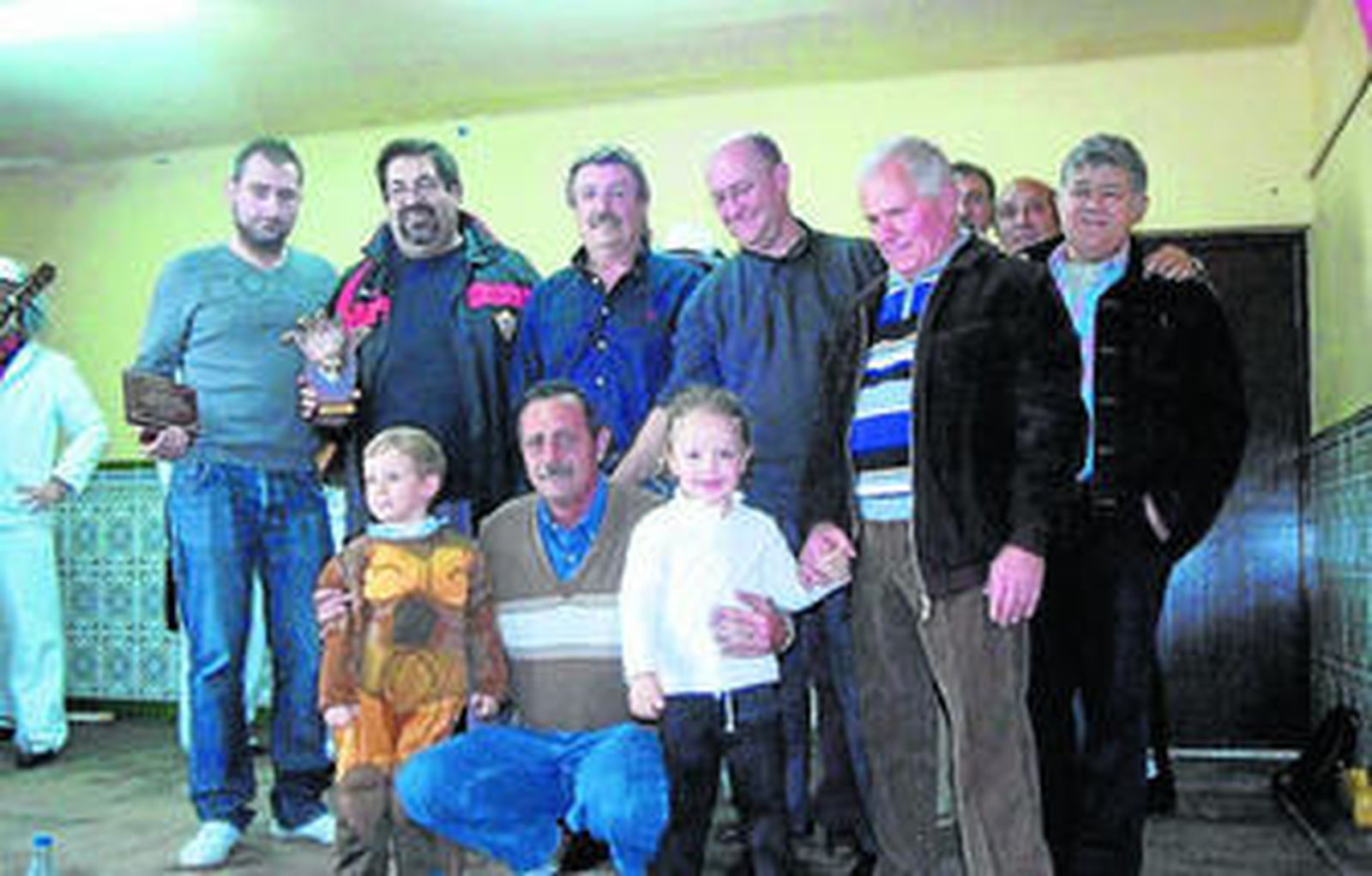 La directiva de la Asociación de Vecinos con los homenajeados y Antonio Castillo  y Rafael Guijarro.