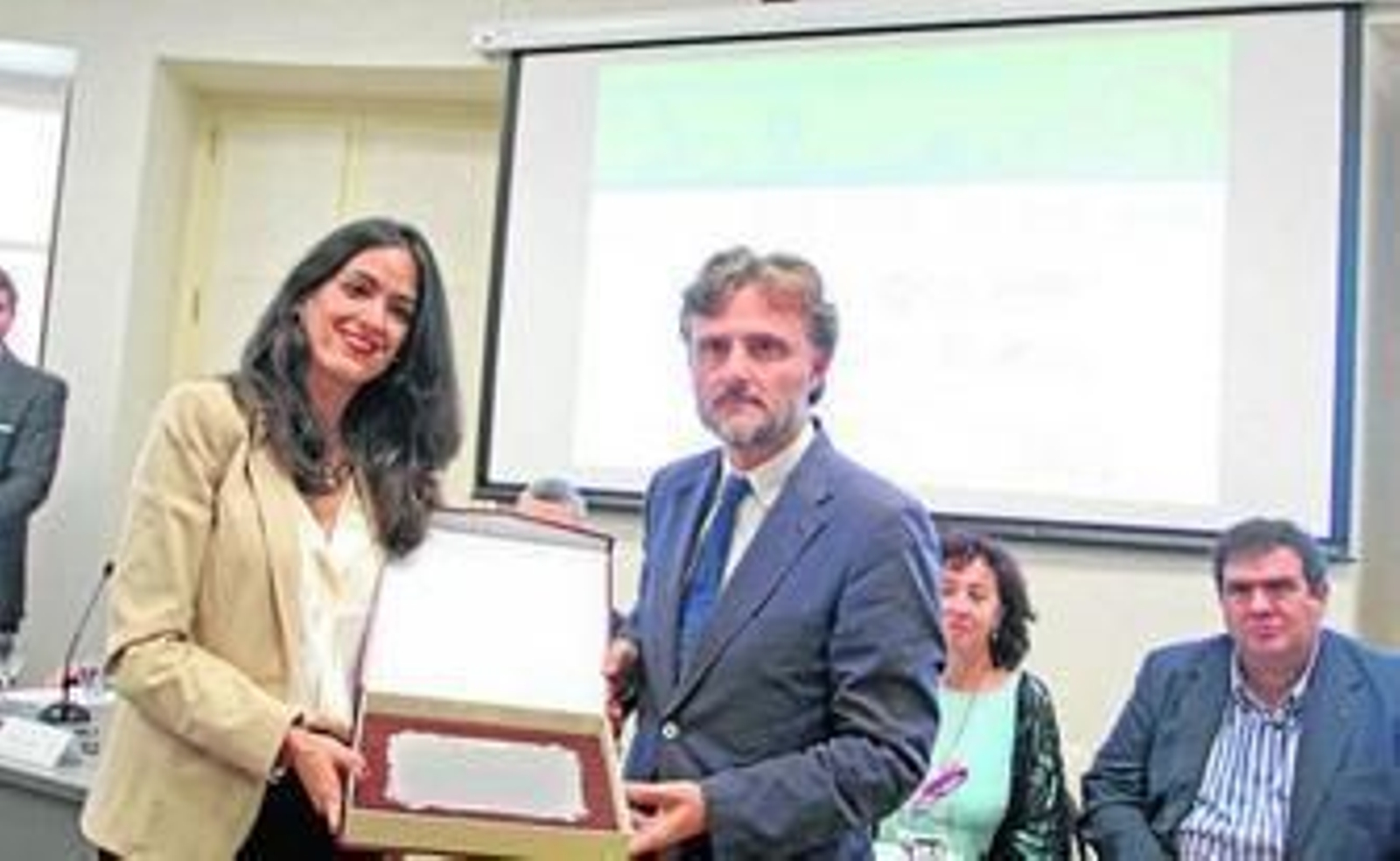 Raquel Garrido recogió el premio de manos del consejero de Medio Ambiente, José Fiscal.