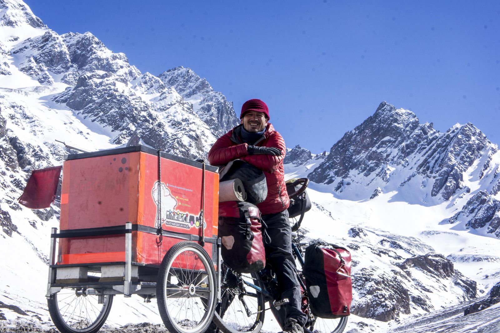 1. Antonio Aguilar, uno de los ponentes, en Asia.  2.  Pablo Olías, con su carrito de marionetas, con el que ha recorrido durante dos años Sudamérica. 3. Carmen Teira en la India. 4. Jorge Sierra, con su 'Naranjito', con el que lleva cuatro años dando la vuelta al mundo.