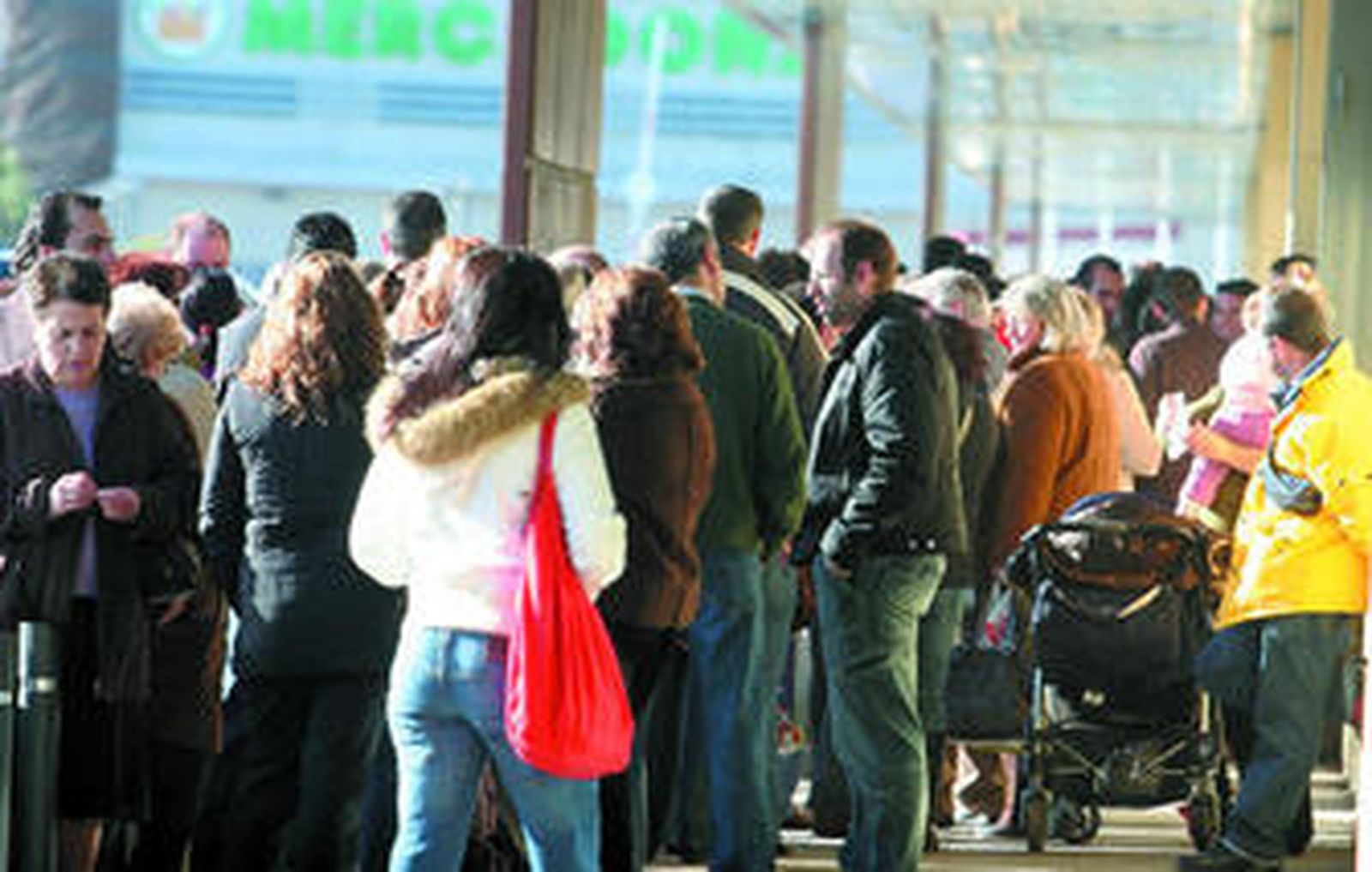 Numerosos onubenses se concentraron a las puertas del establecimiento, a la espera de poder comprar productos con un descuento del 60%.