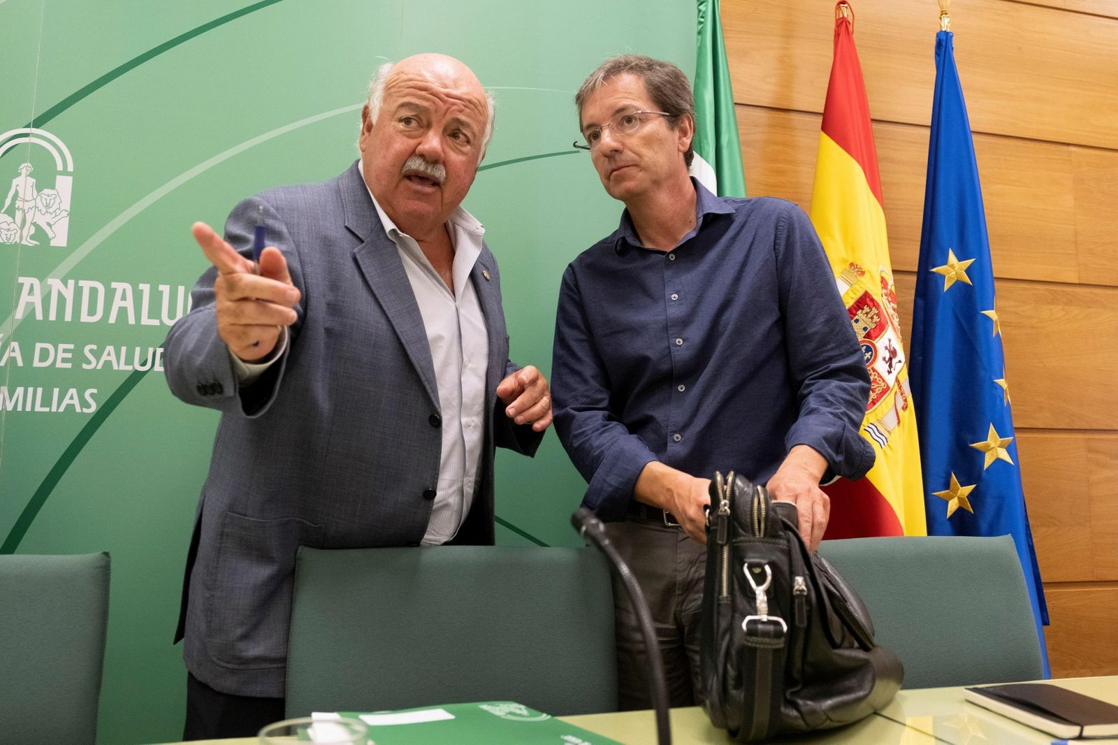 El consejero de Salud y Familia, Jesús Aguirre, y el portavoz de la Junta para el brote de la listeriosis, José Miguel Cisneros