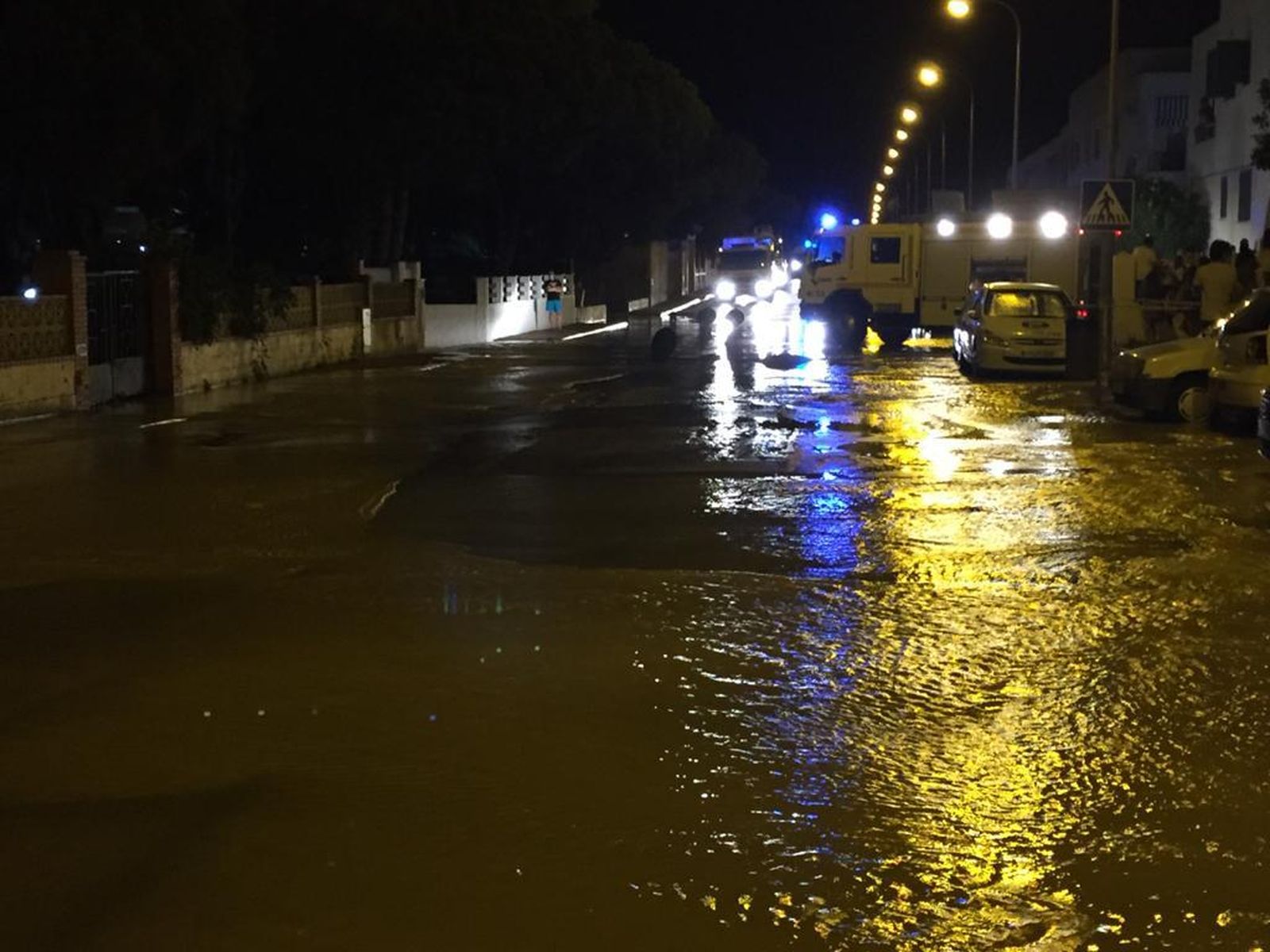 Inundaciones en la calzada que se produjeron anoche debido a la rotura de la tubería.