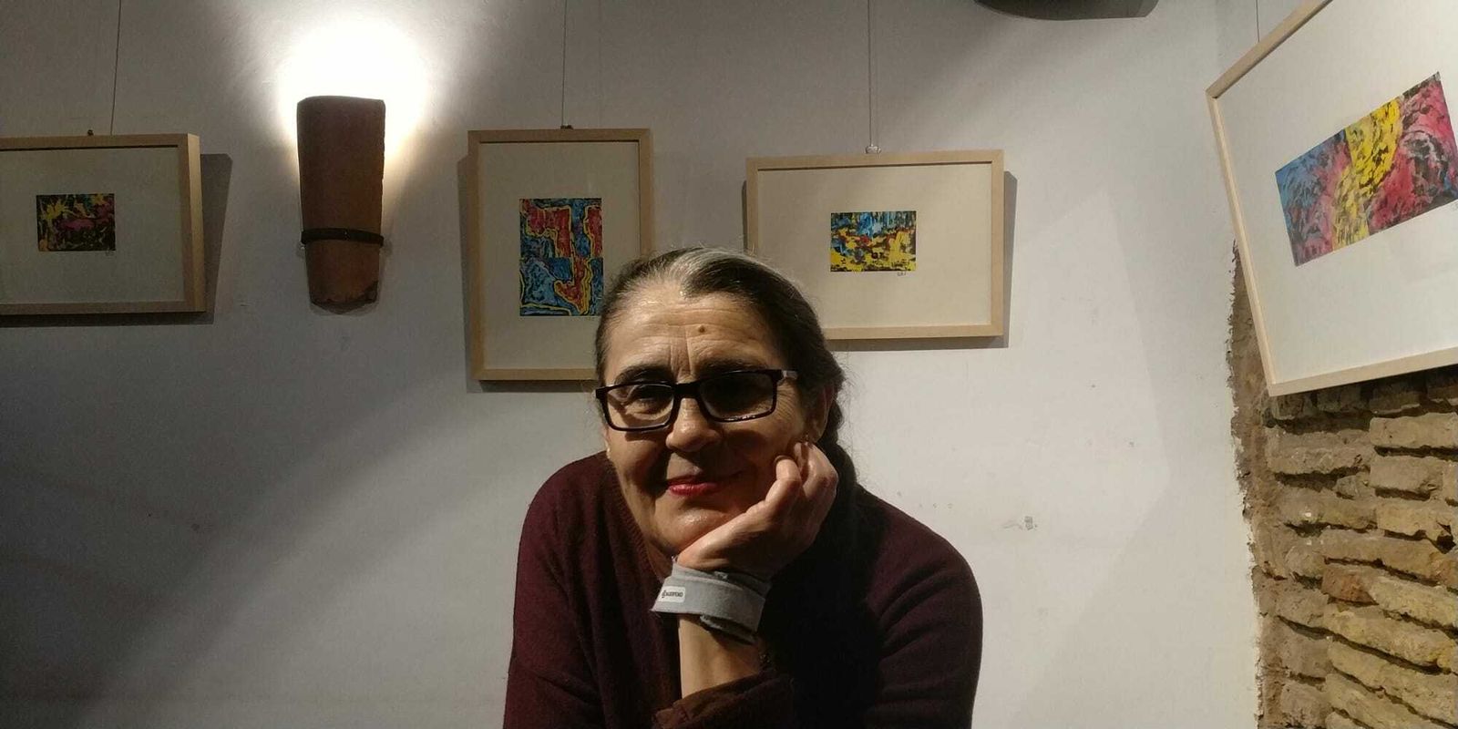 Carmen Bayo, ante sus cuadros en Berdigón 14.