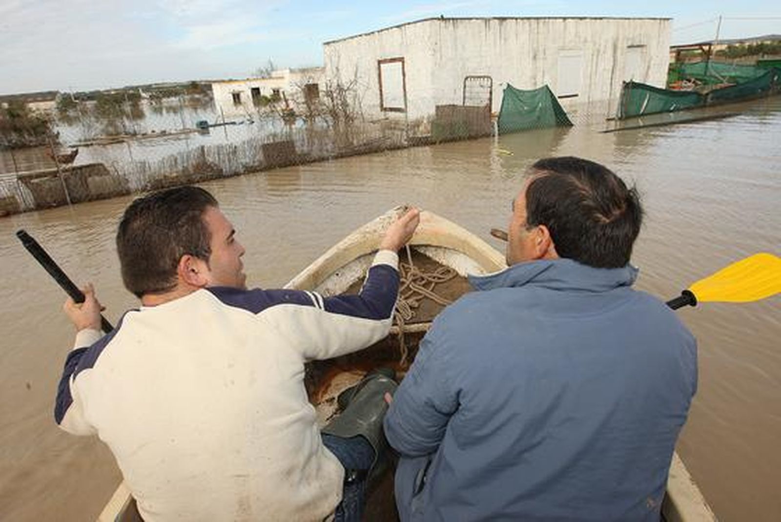 Los vecinos de Las Pachecas recurren a barcas para sacar sus pertenencias de las casas.

Foto: Juan Carlos Toro