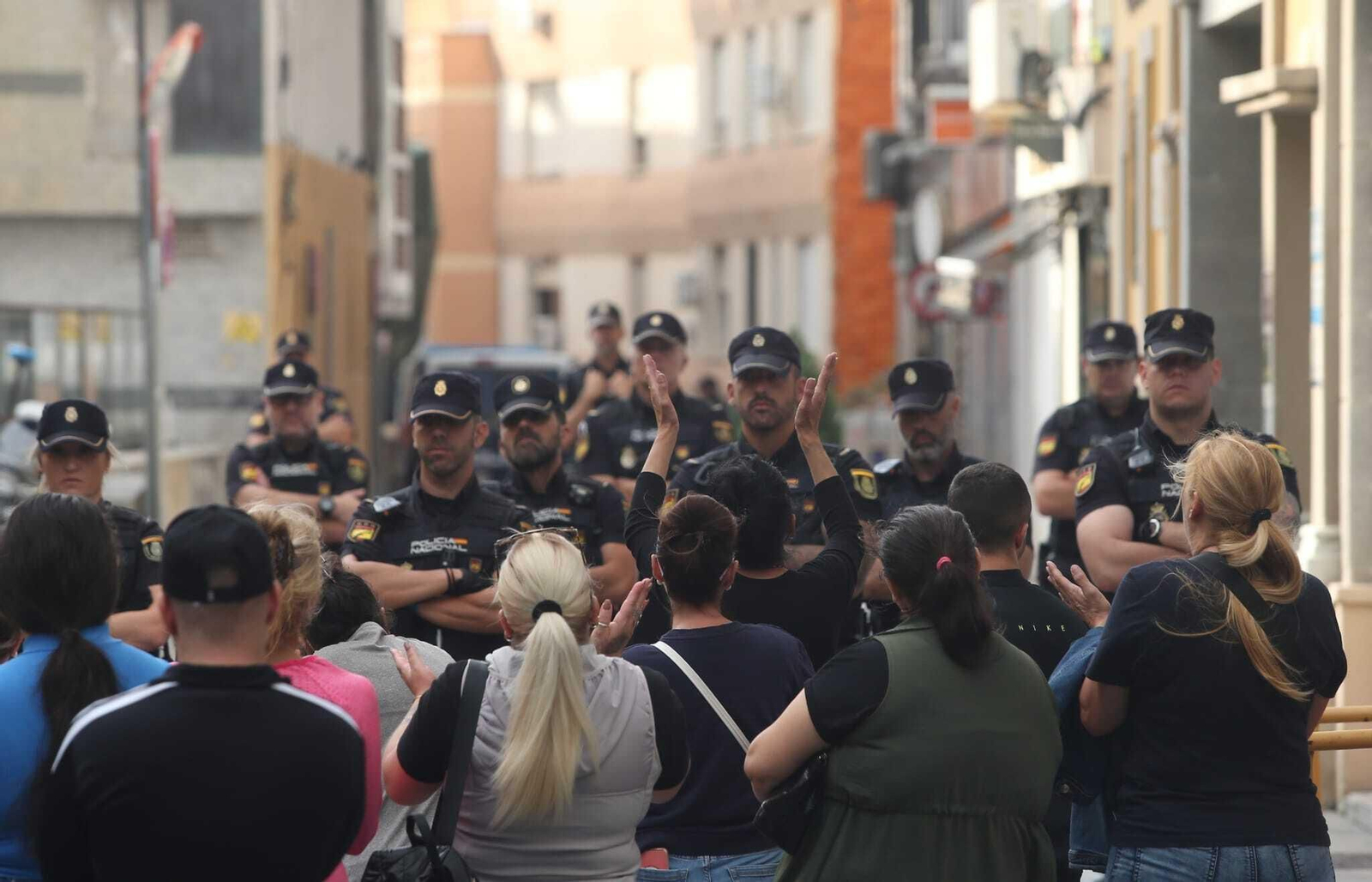 Agentes de la Policía Nacional frente a los familiares de Jesús Maya, este lunes.