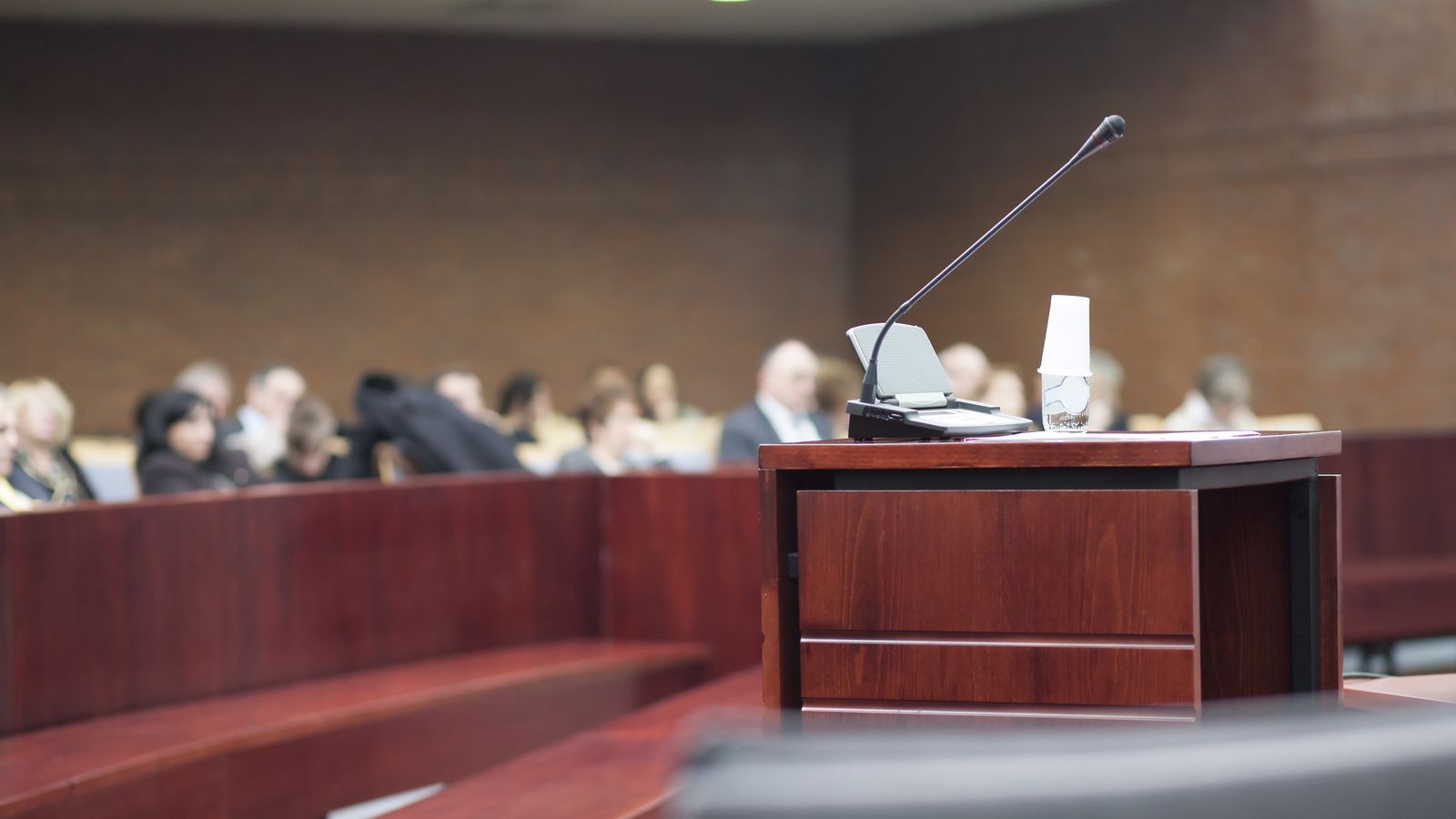 Interior de un juzgado.