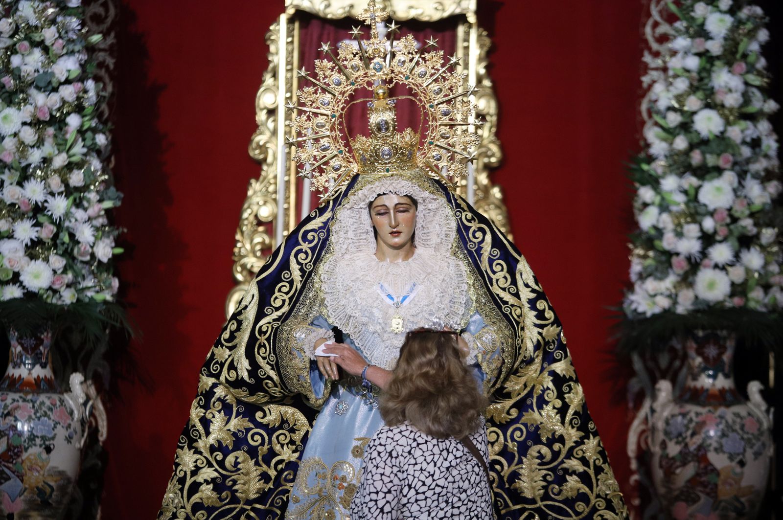 Imágenes del besamanos a María Santísima de la Amargura