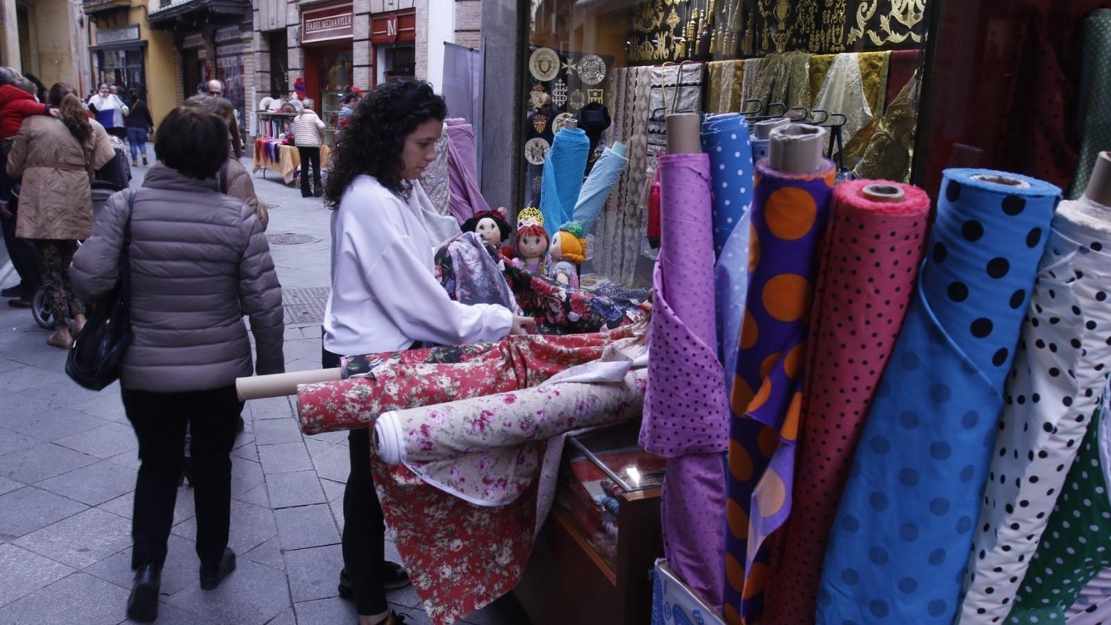 Productos exclusivos a precios competitivos en este centro comercial efímero al aire libre.